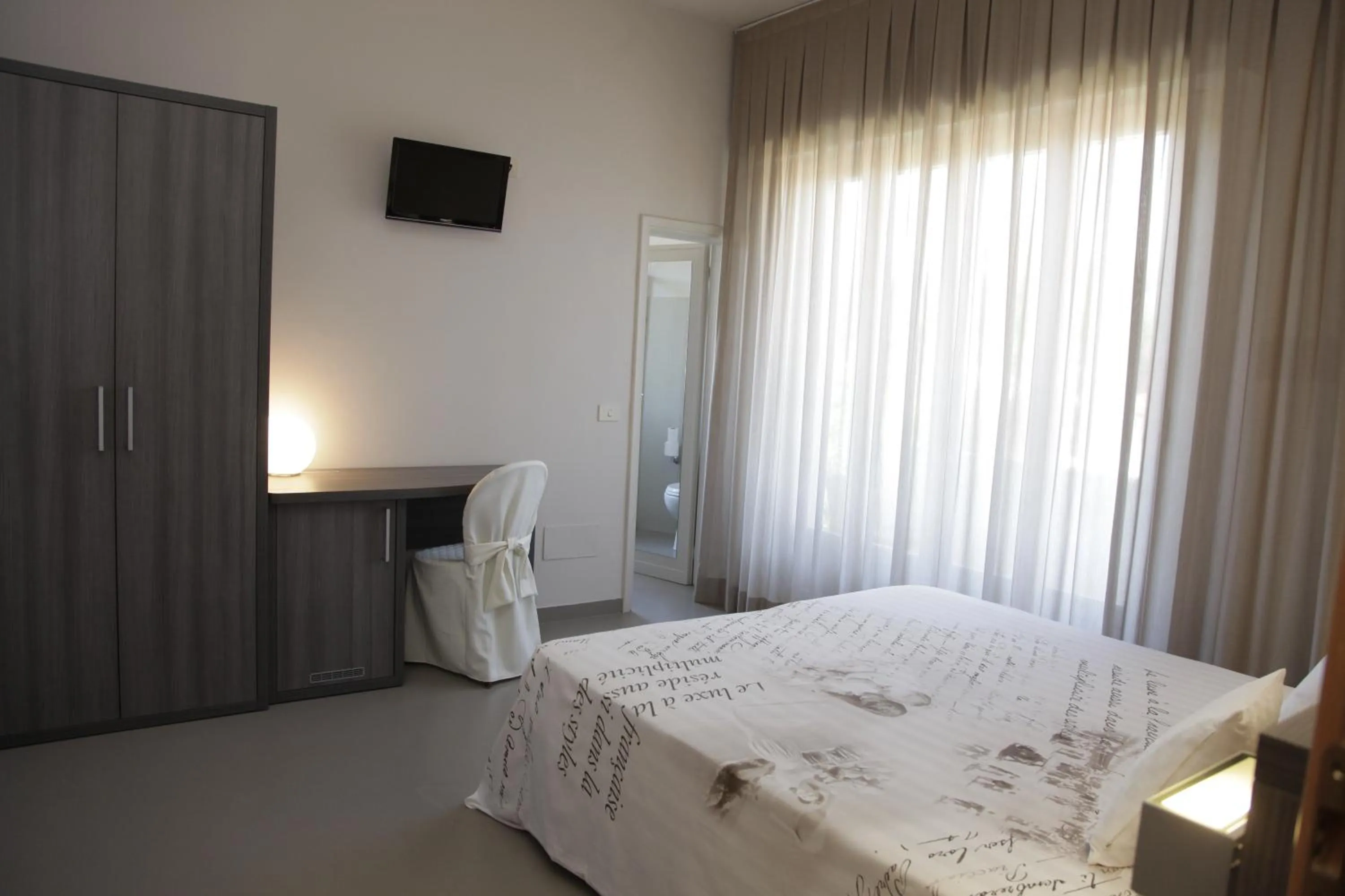 Photo of the whole room, Bed in Hotel Crystal