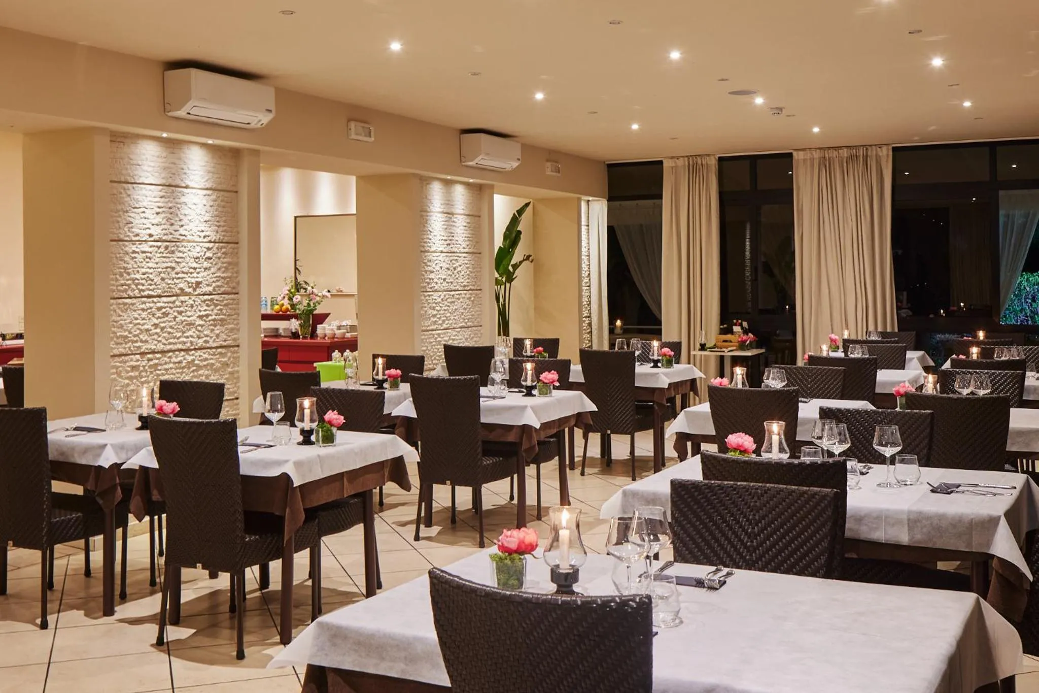 Restaurant/places to eat in Hotel Crystal