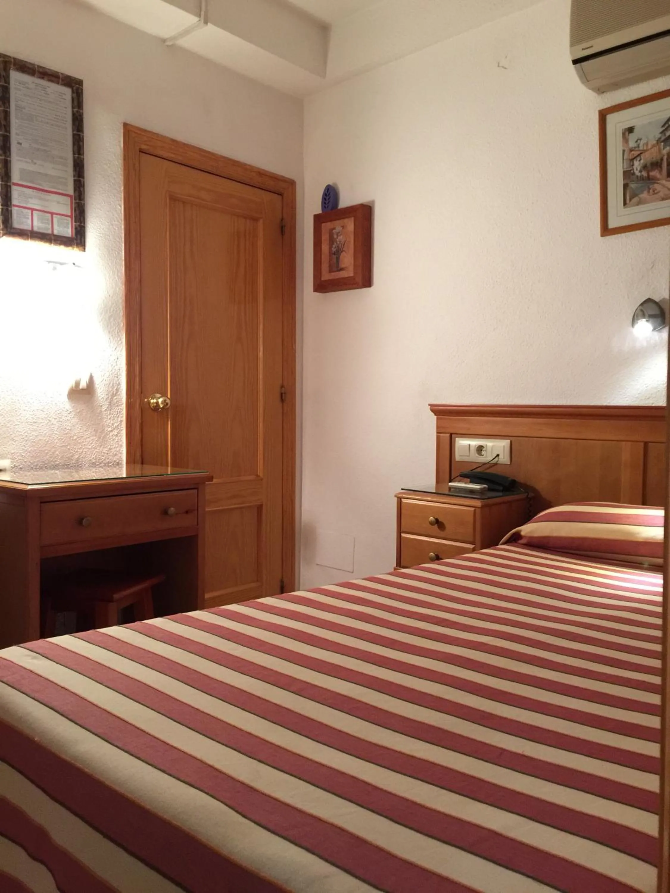 Bedroom, Bed in Hostal Maribel