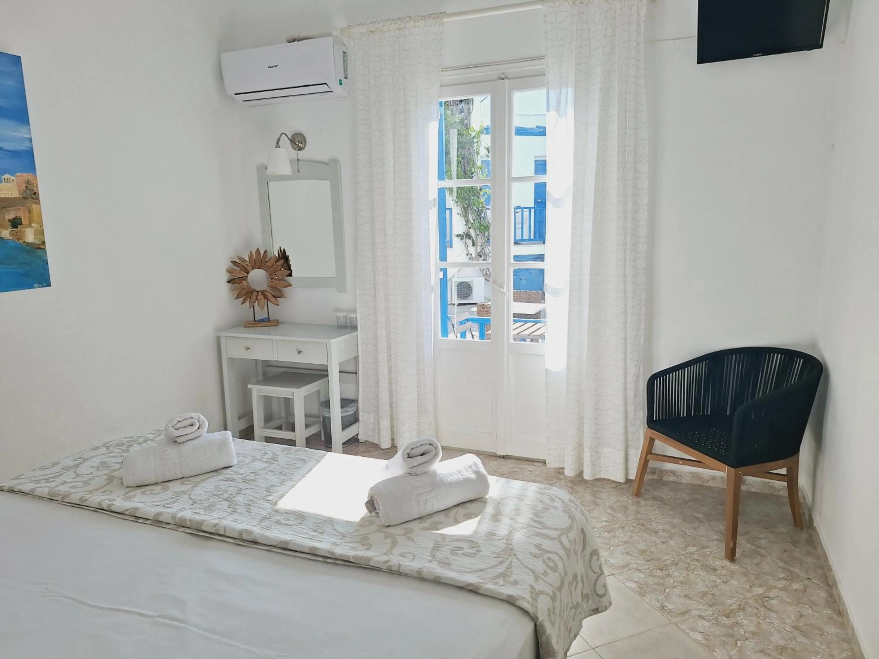 Photo of the whole room in Εvi Evan Hotel