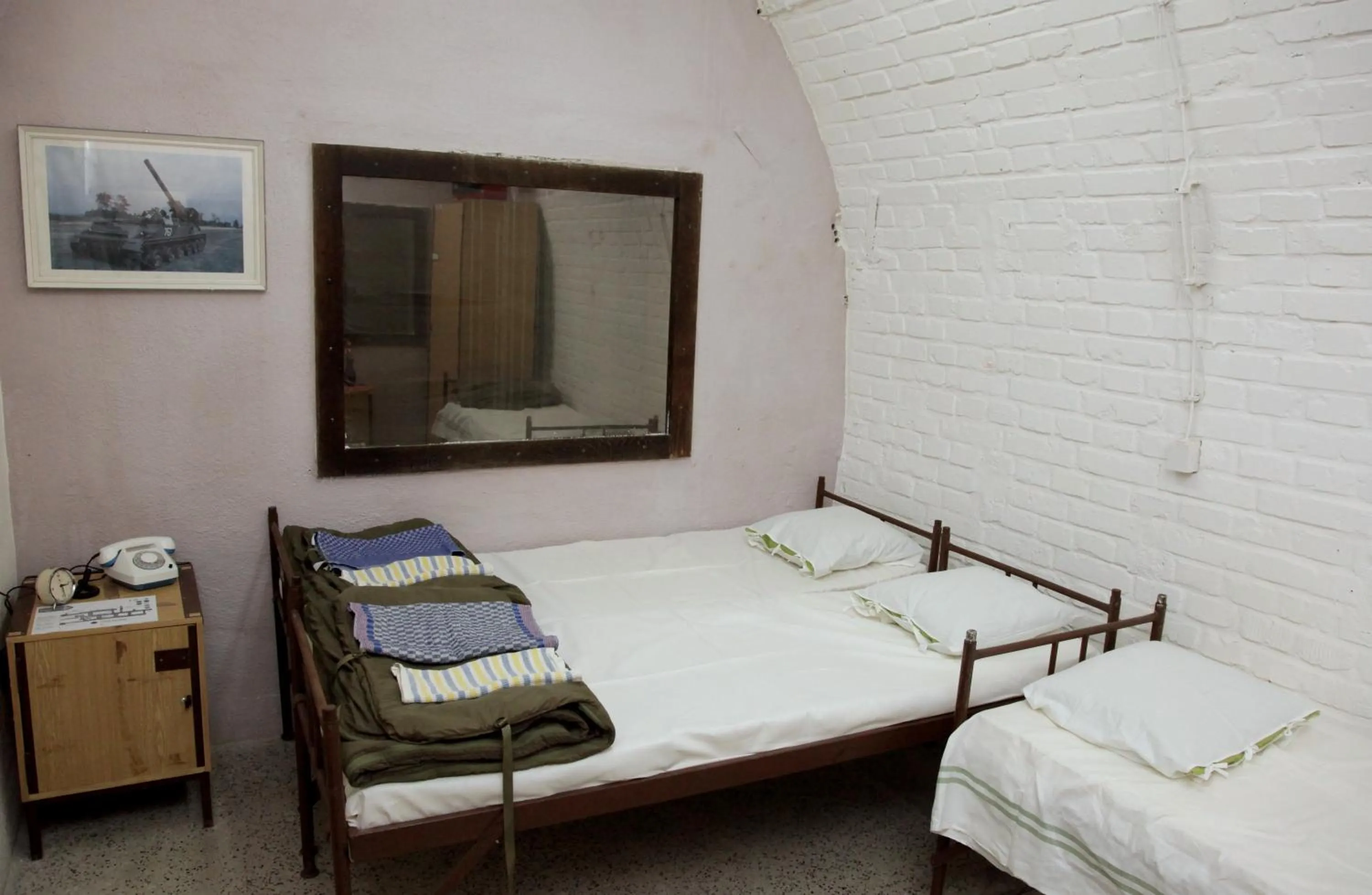 Photo of the whole room, Bed in 10-Z Bunker