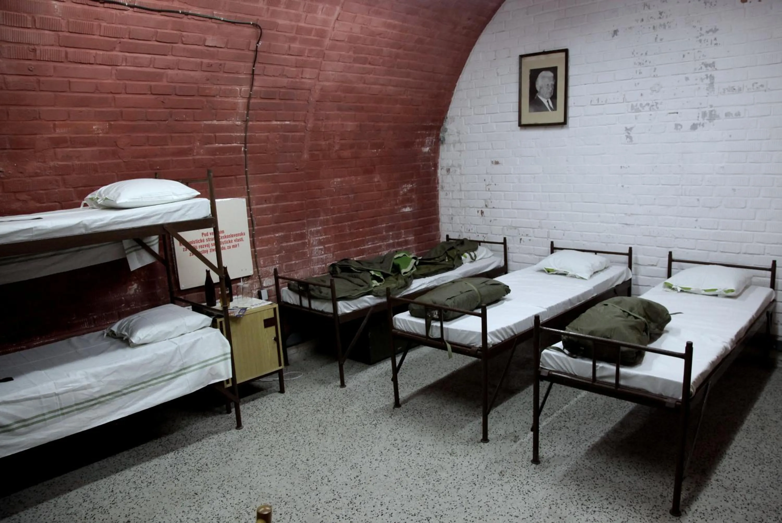 Photo of the whole room, Bed in 10-Z Bunker