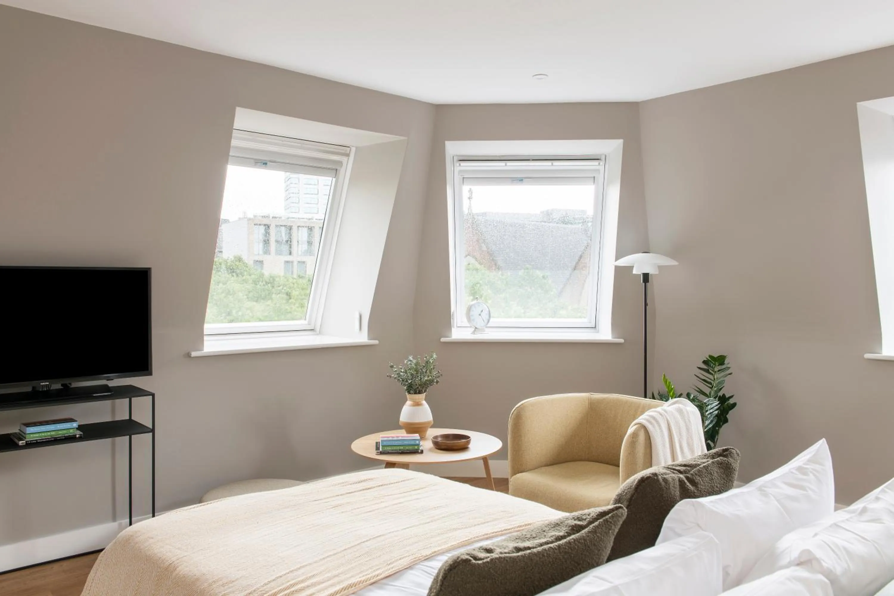 Living room, Bed in Cove Minshull Street