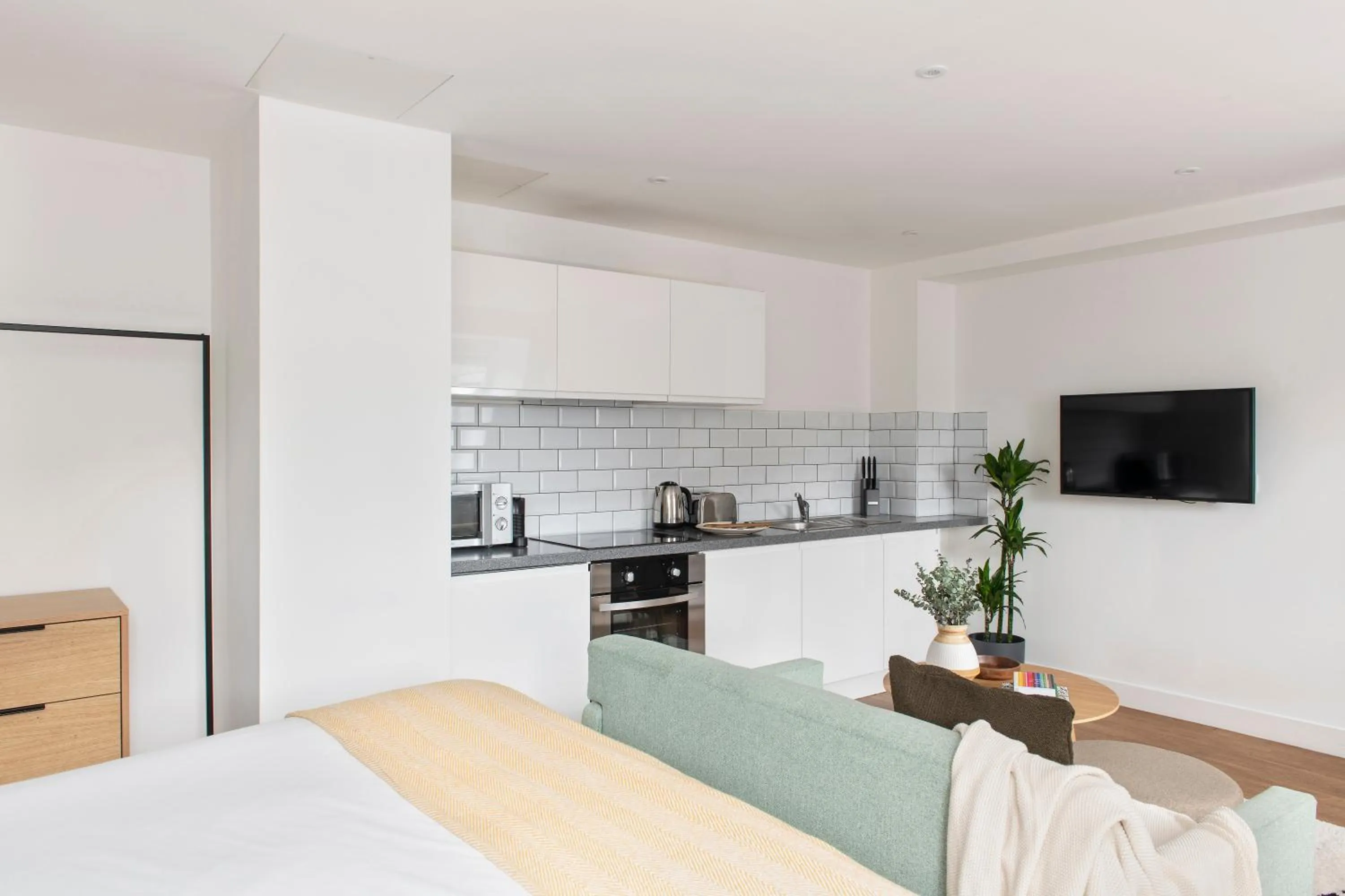 Kitchen or kitchenette, Bed in Cove Minshull Street