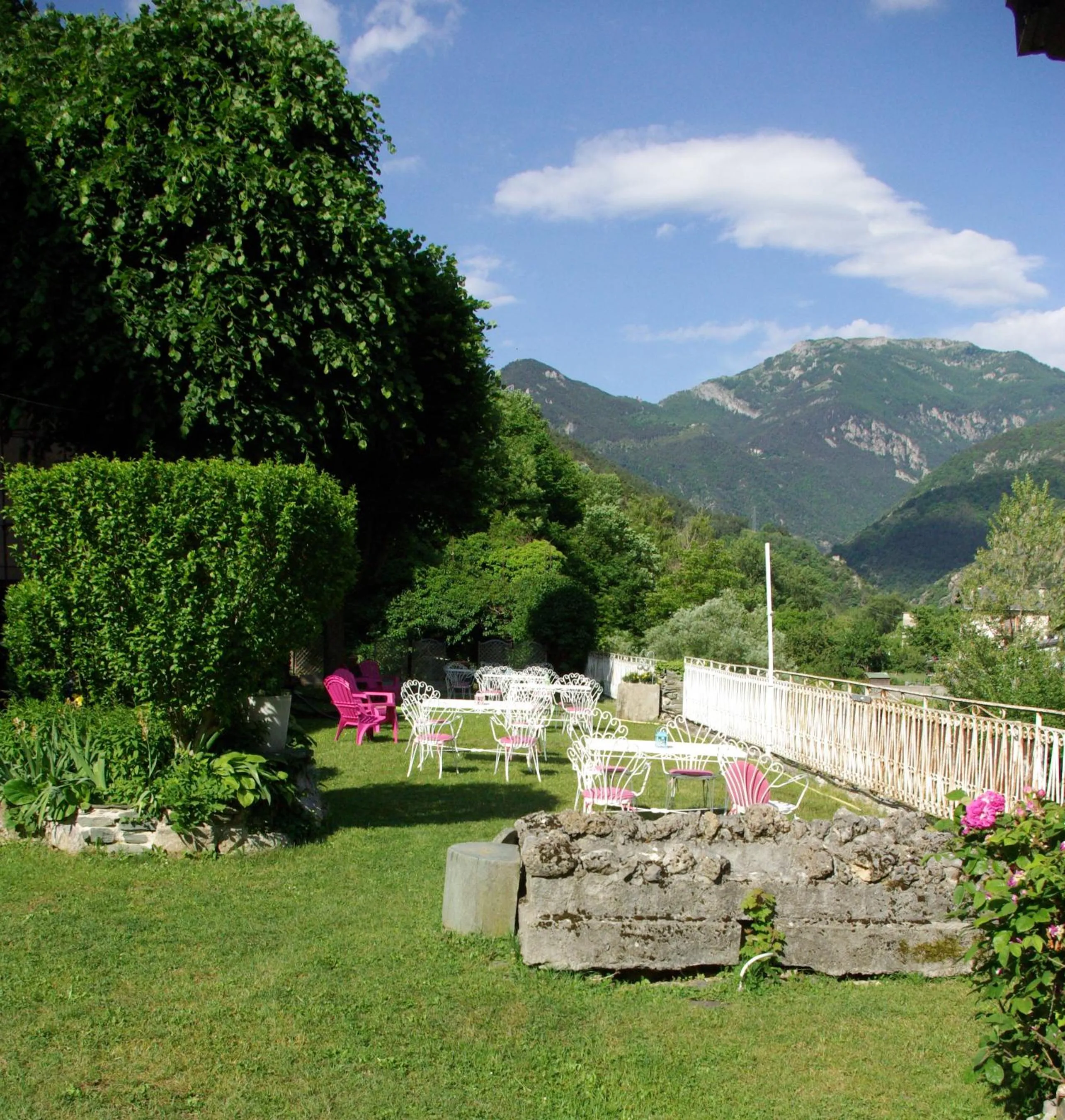 Garden view in Le Mirval