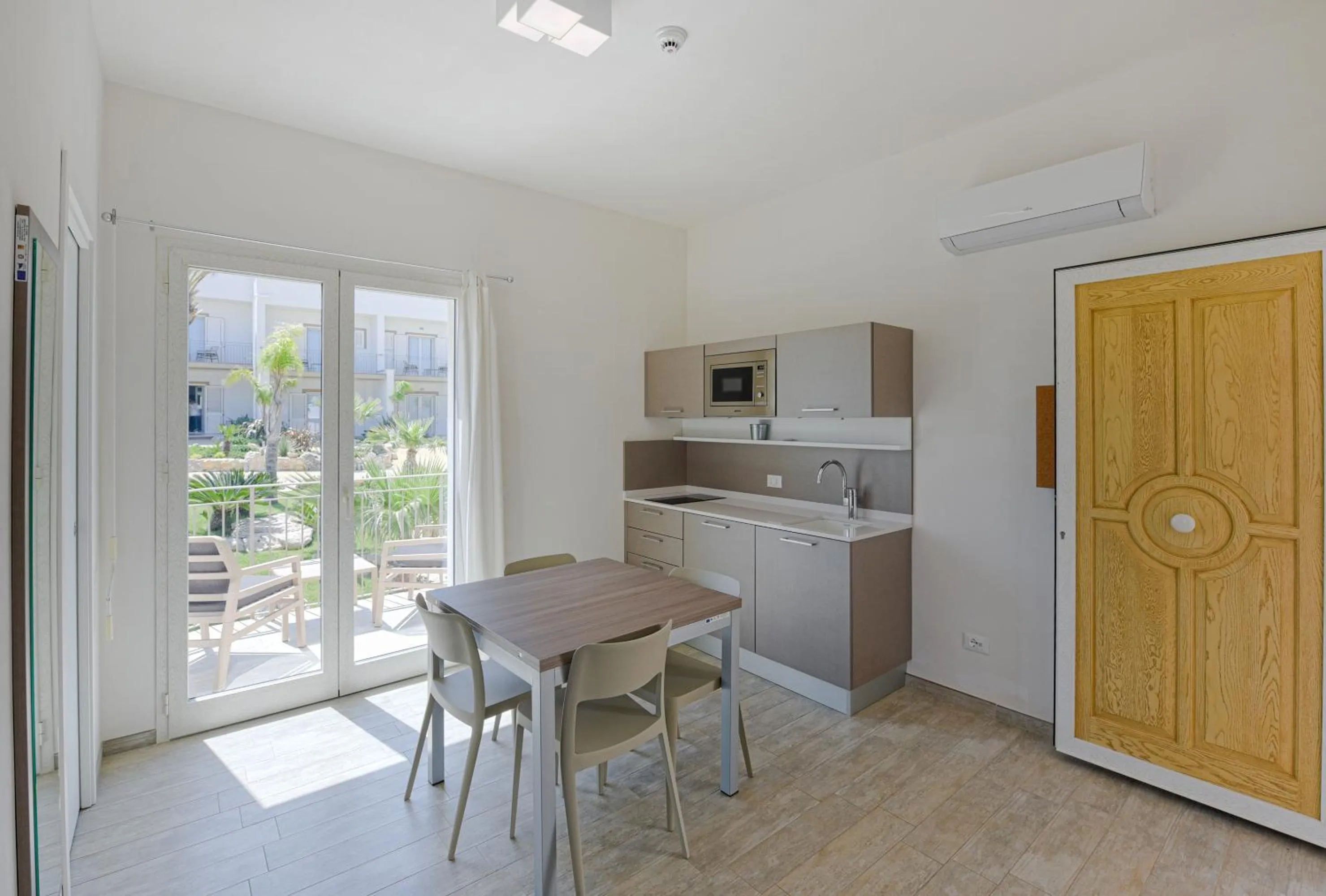 Kitchen or kitchenette in La Blanca Resort & Spa
