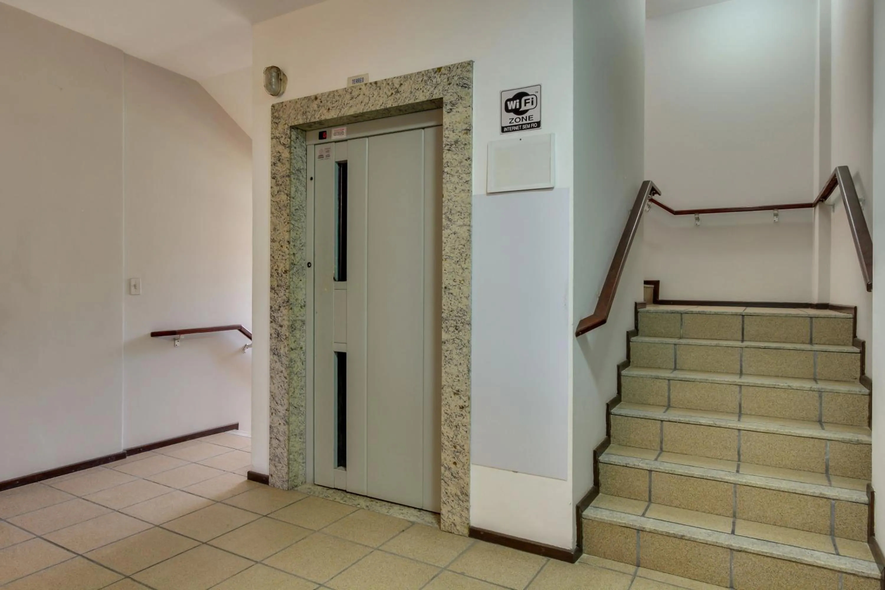 elevator in Imigrantes Apart Hotel