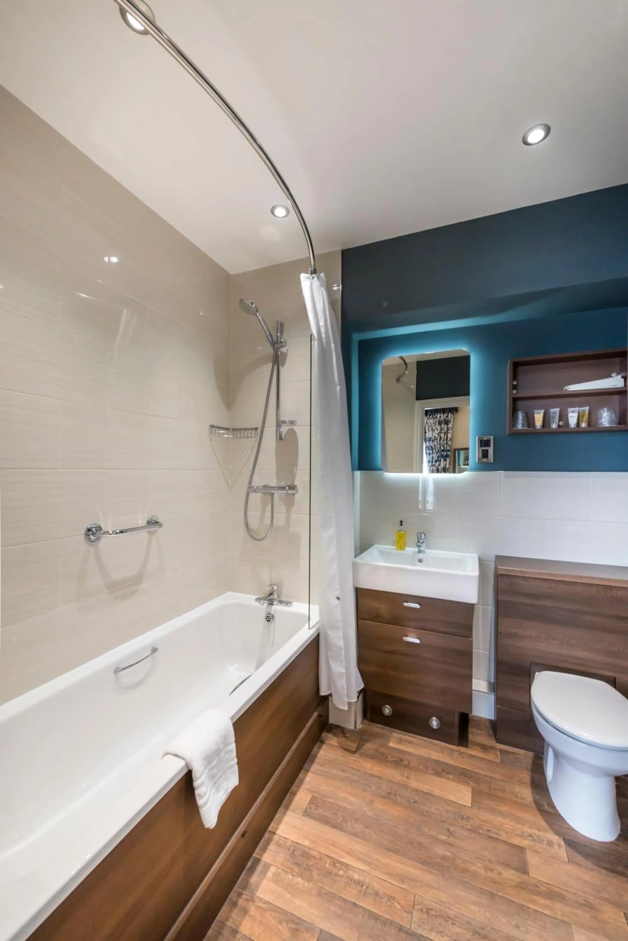 Bathroom in The Golden Fleece Hotel, Thirsk, North Yorkshire - The Coaching Inn Group