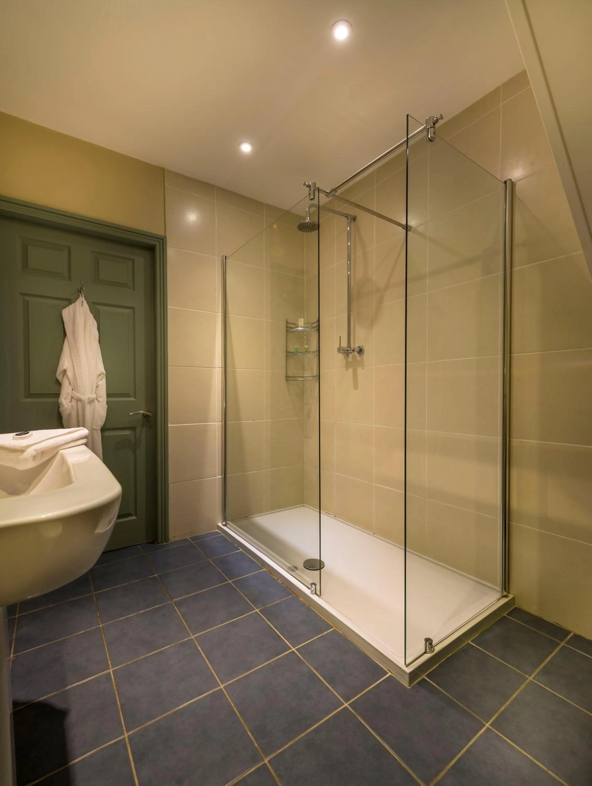 Bathroom in The Golden Fleece Hotel, Thirsk, North Yorkshire - The Coaching Inn Group