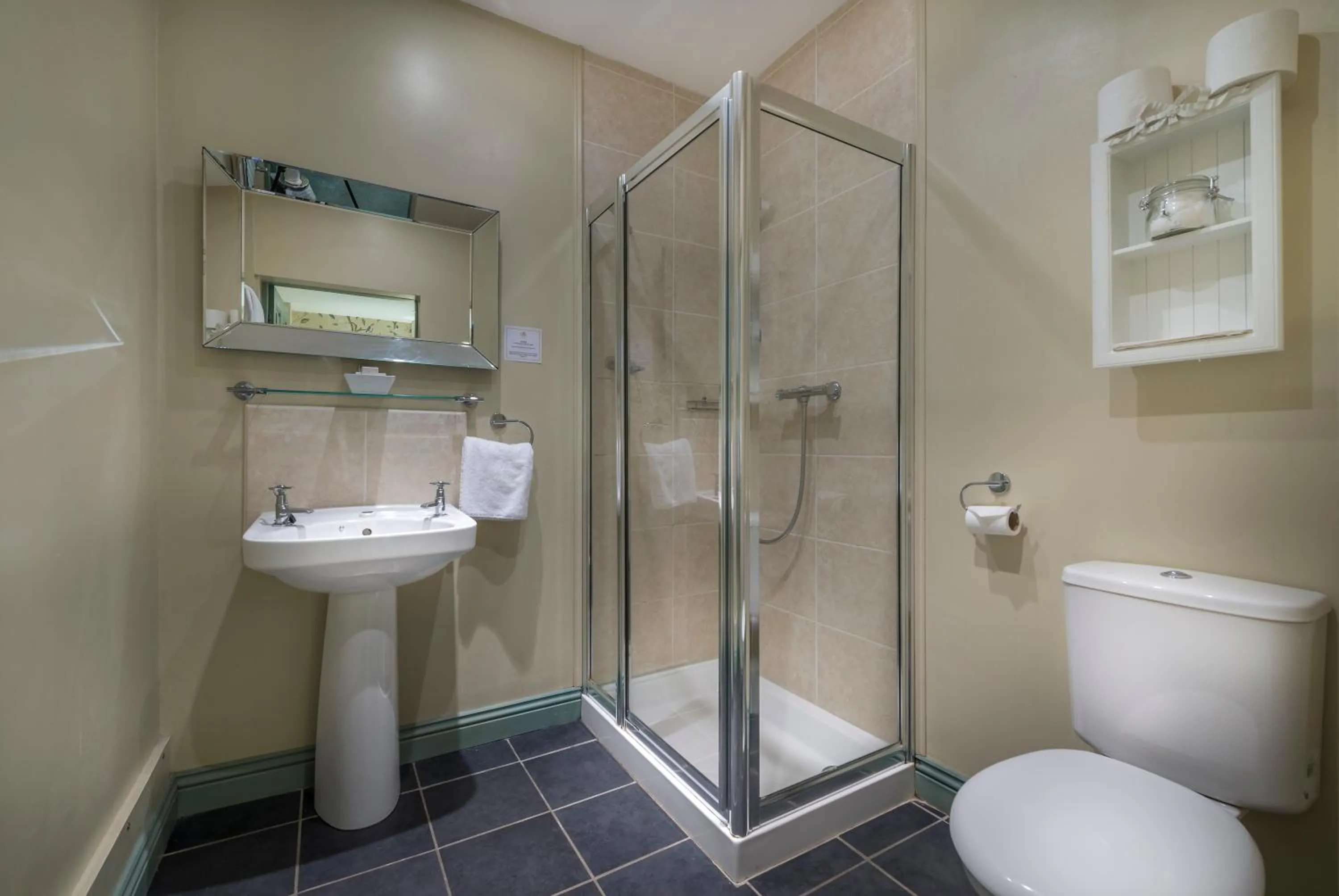 Bathroom in The Golden Fleece Hotel, Thirsk, North Yorkshire - The Coaching Inn Group