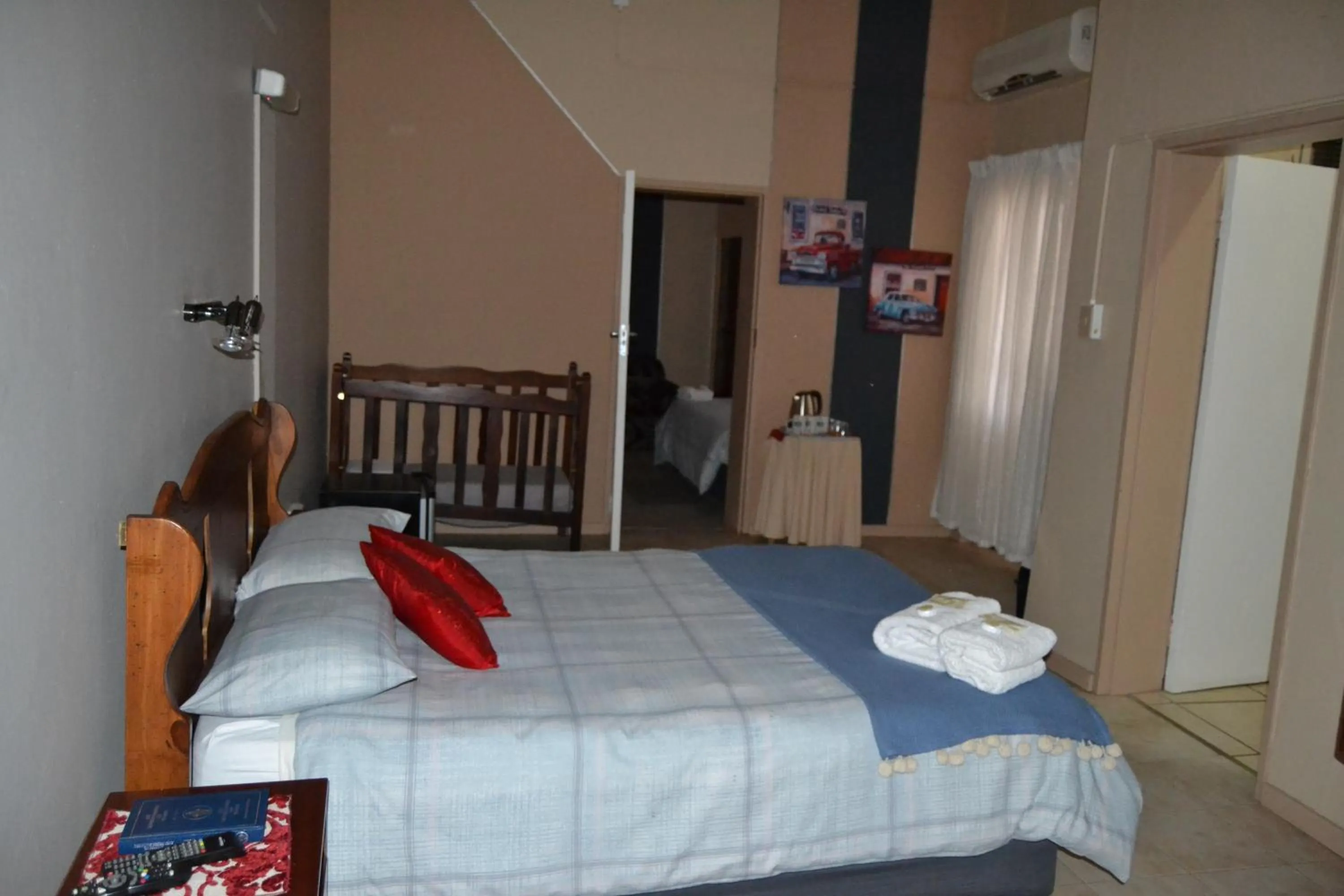 Photo of the whole room in Kenhardt Hotel