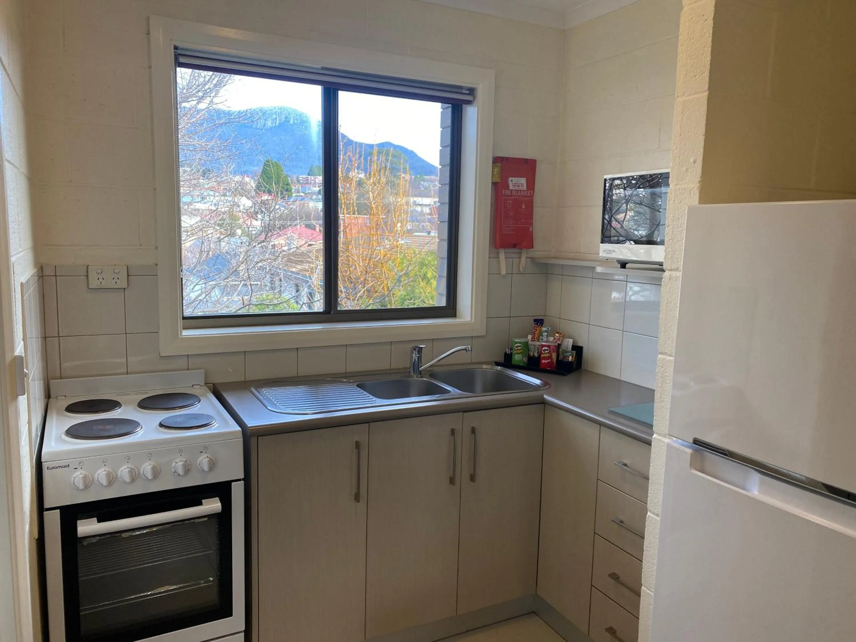 Kitchen or kitchenette in Grosvenor Court Apartments