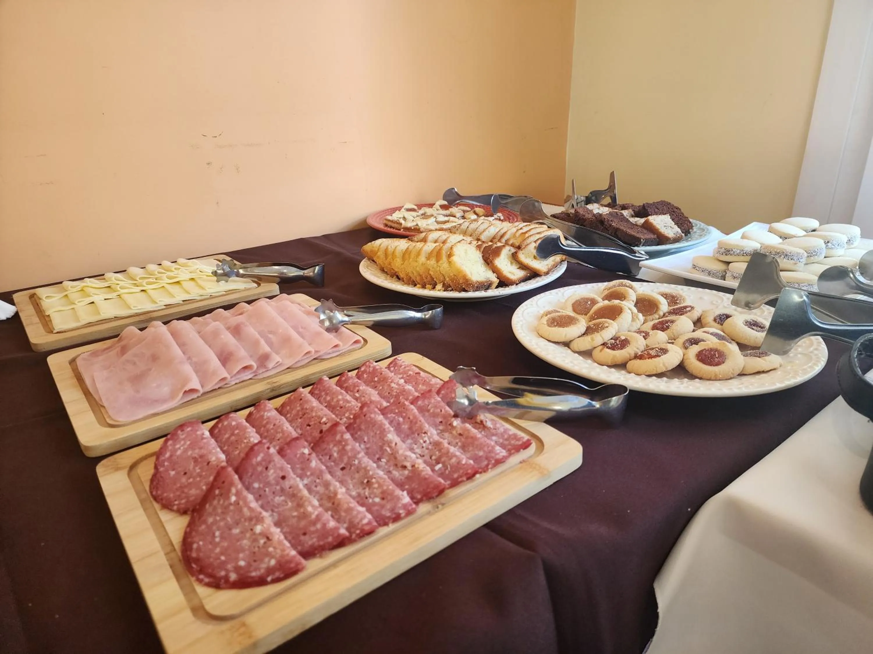 Buffet breakfast in Hostería Vertical Lodge