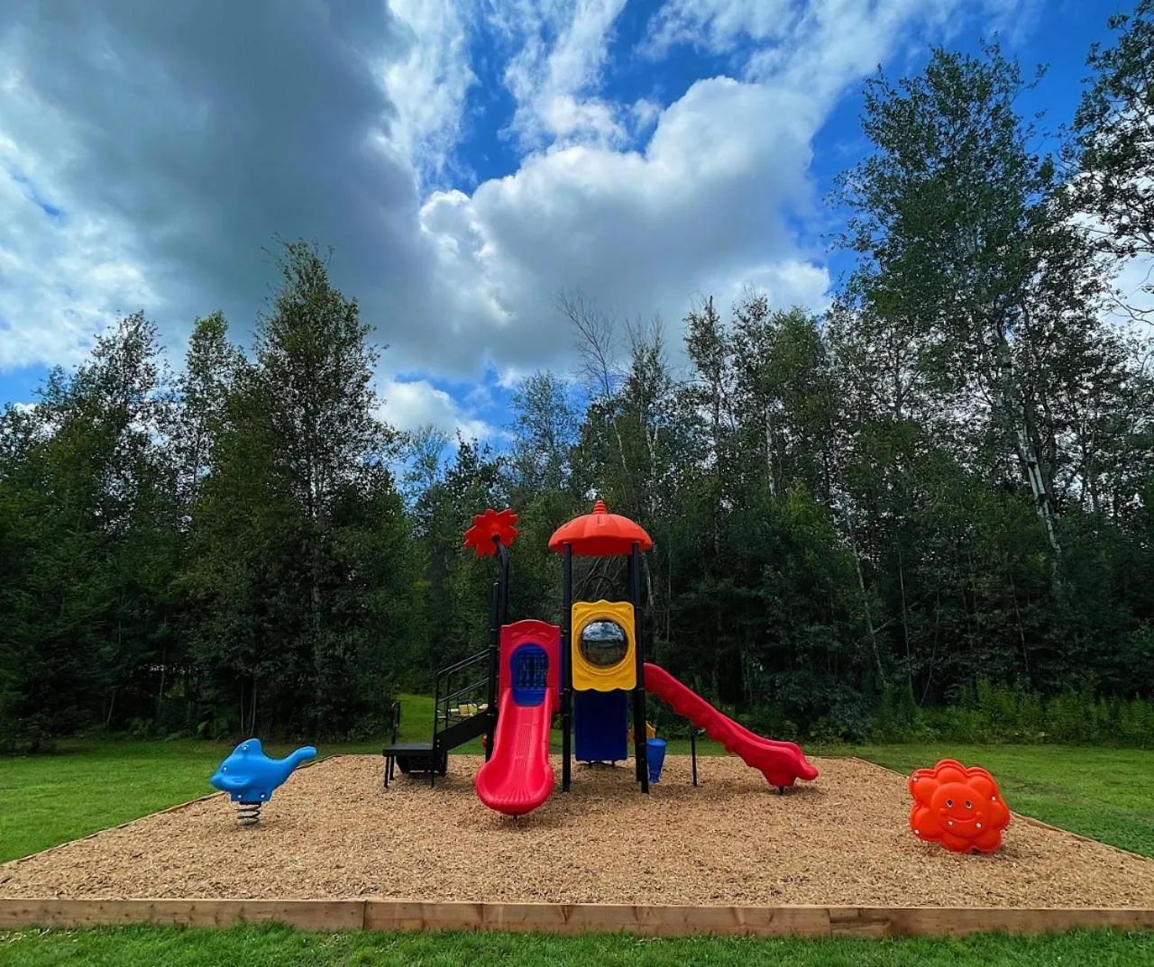 Children play ground in Chalets du Domaine Yamaska