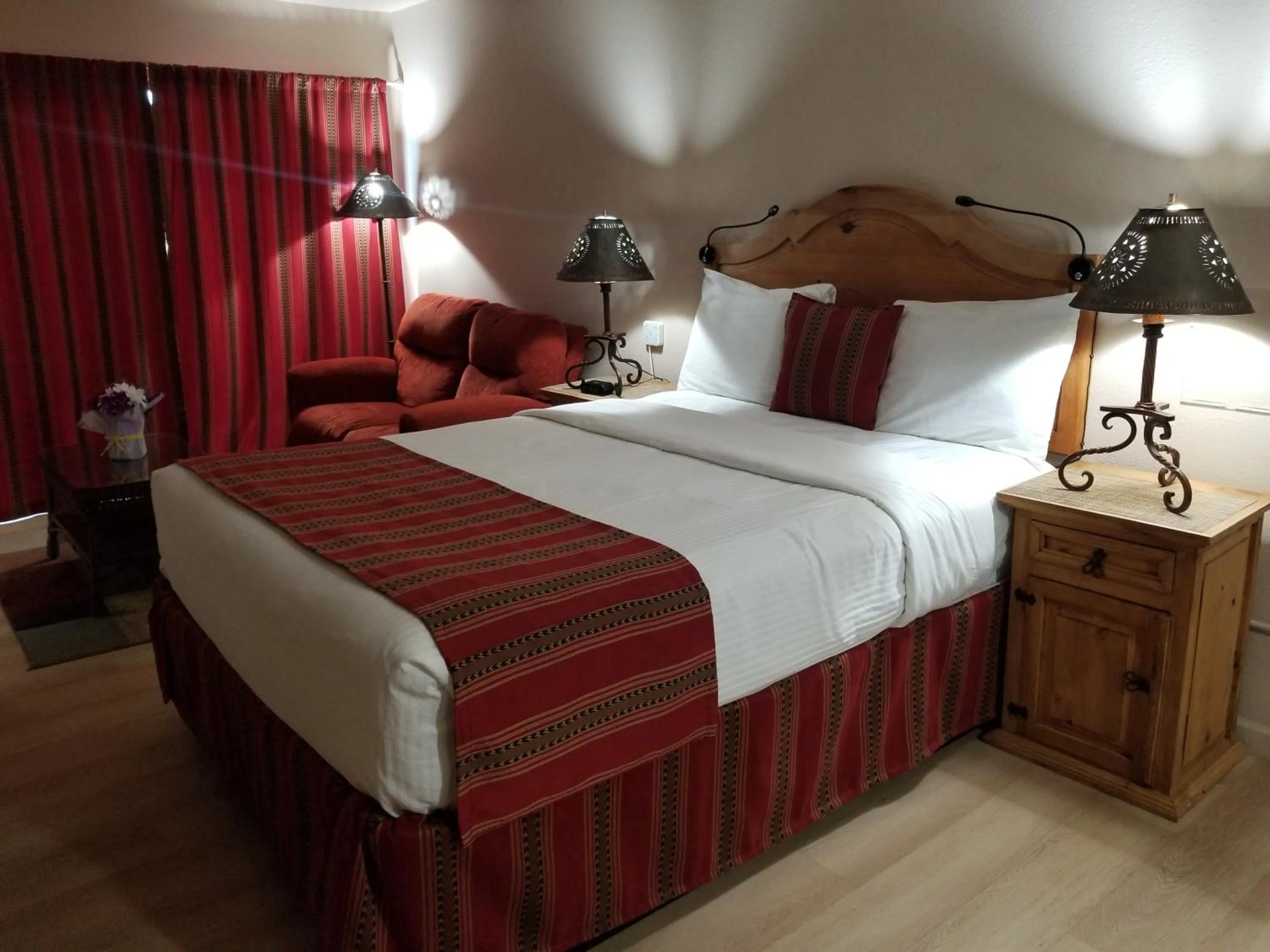 Photo of the whole room, Bed in Beaver Creek Inn