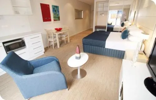 Photo of the whole room in Broadwater Mariner Resort