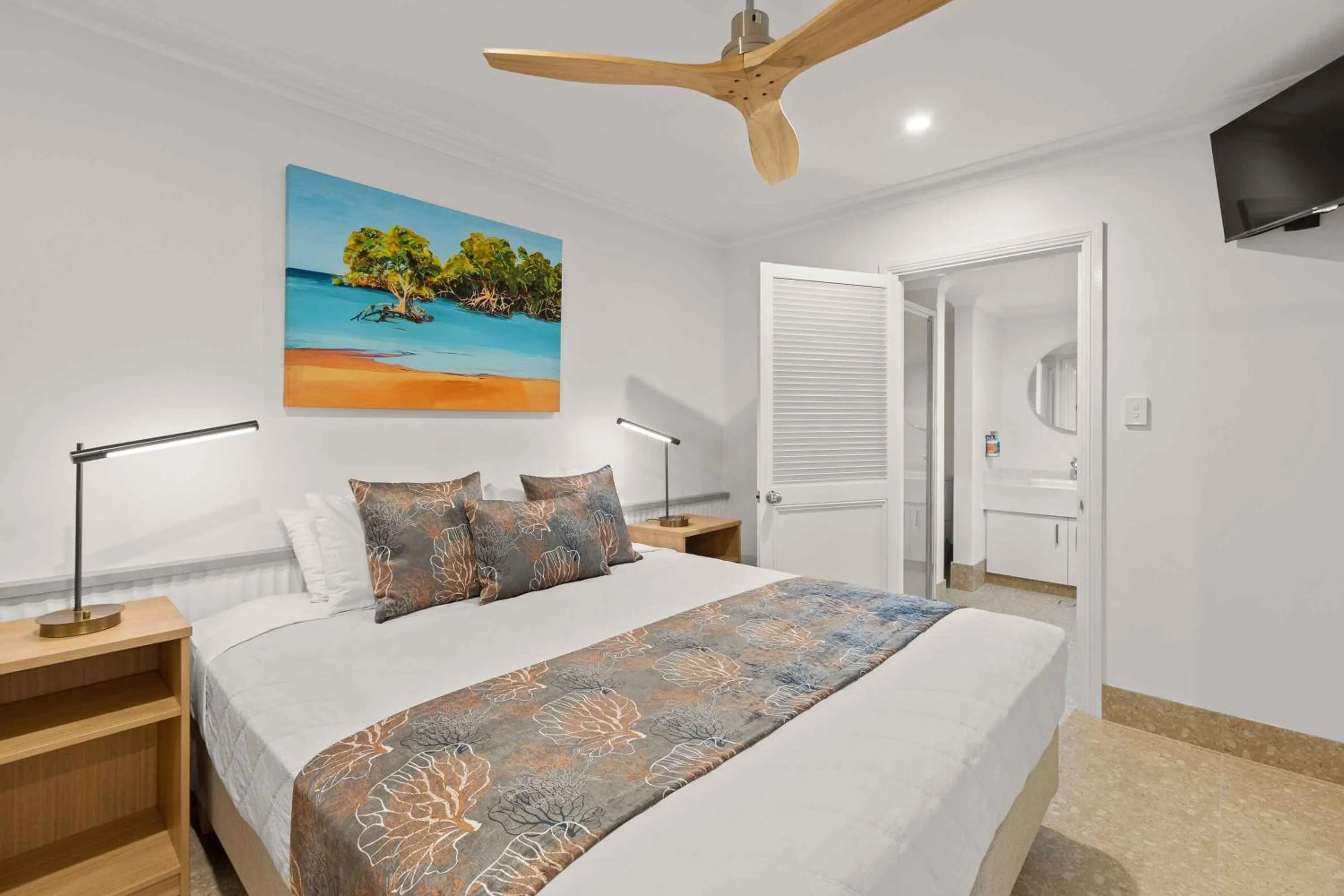 Bedroom, Bed in Moonlight Bay Suites