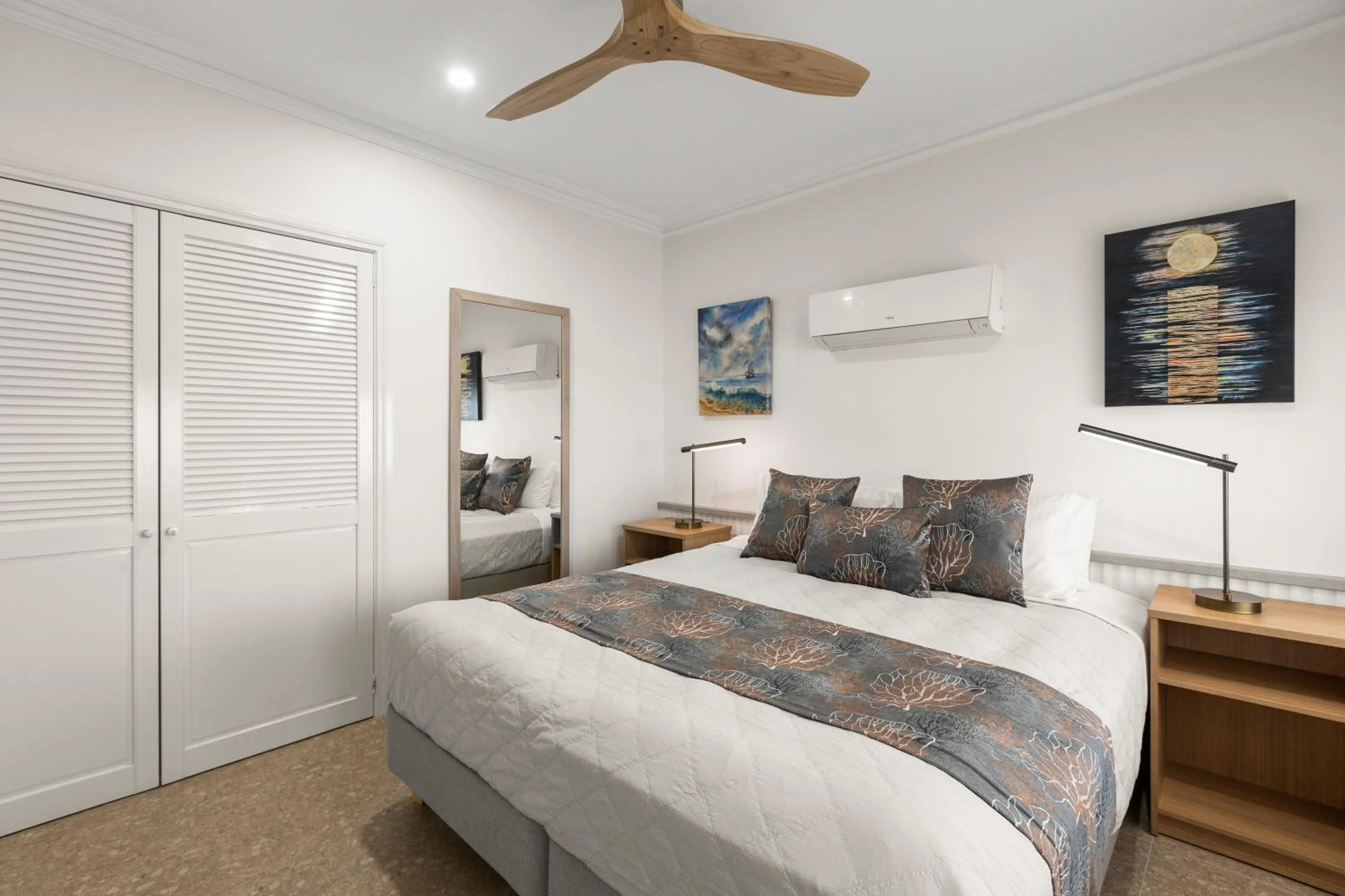 Bedroom, Bed in Moonlight Bay Suites