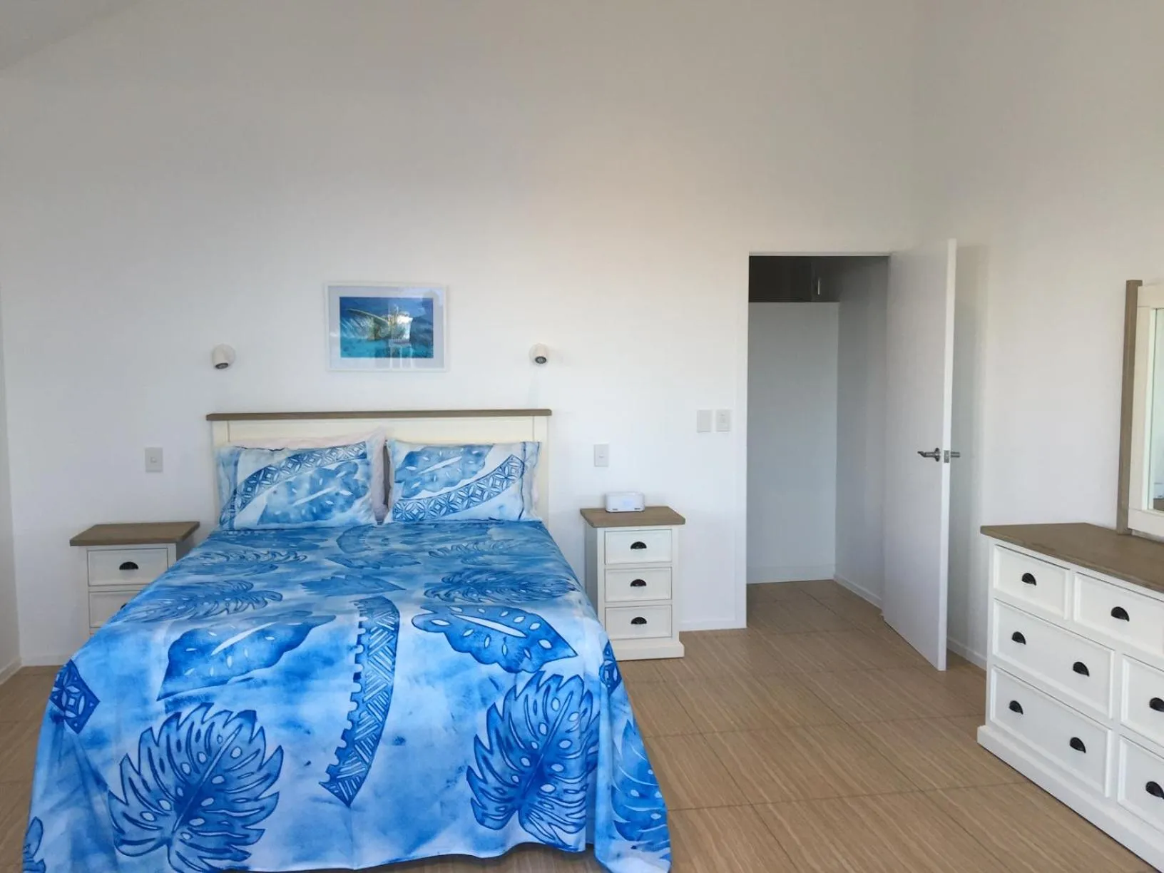 Photo of the whole room, Bed in Seaside Beachfront Villas Rarotonga