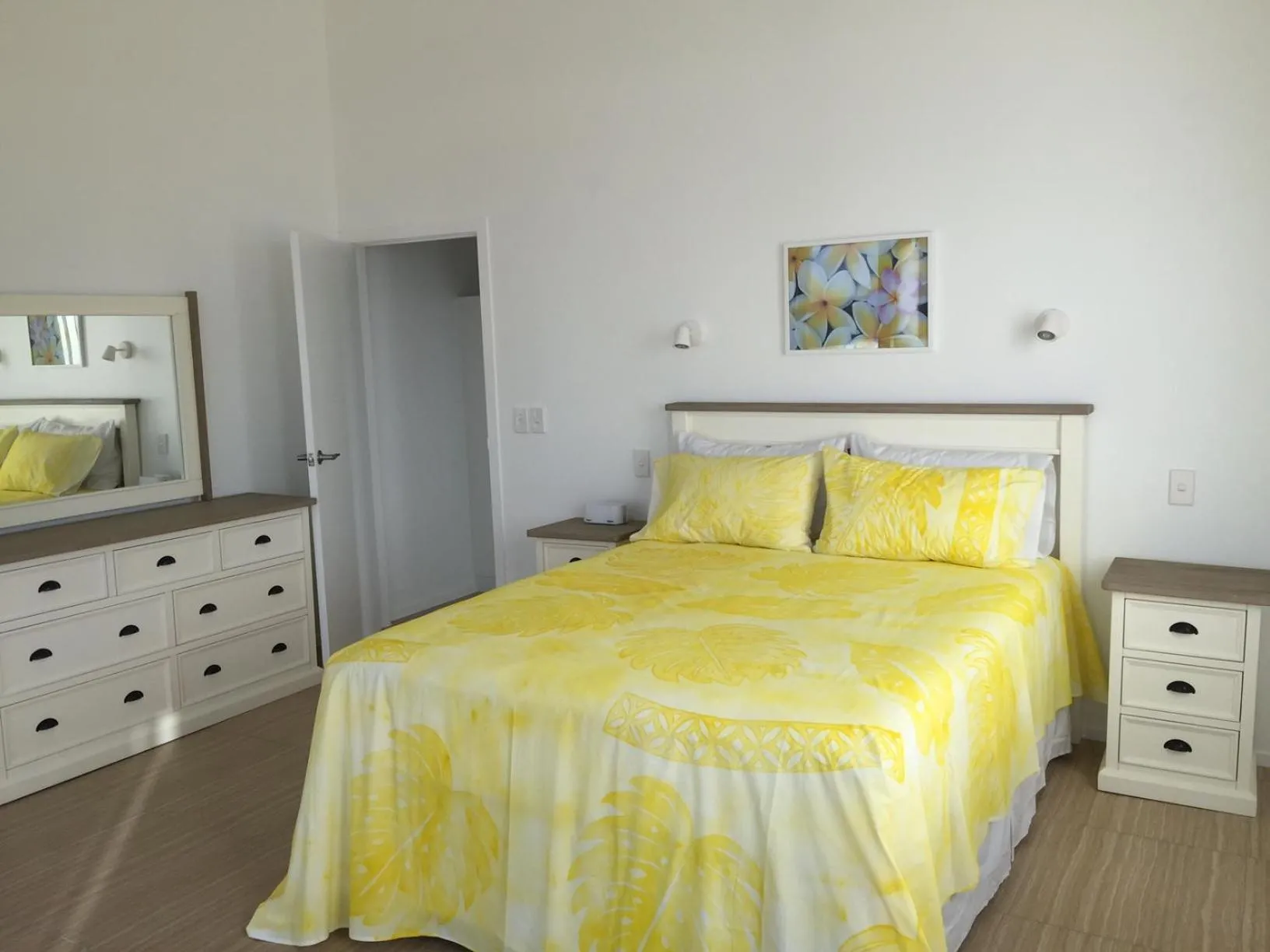 Photo of the whole room, Bed in Seaside Beachfront Villas Rarotonga
