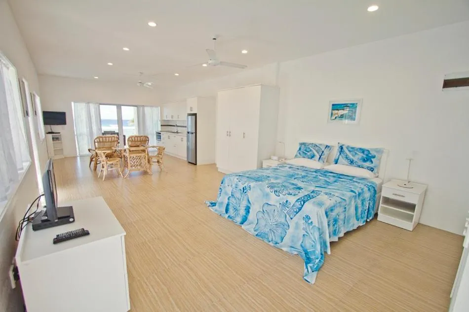 Photo of the whole room, Bed in Seaside Beachfront Villas Rarotonga