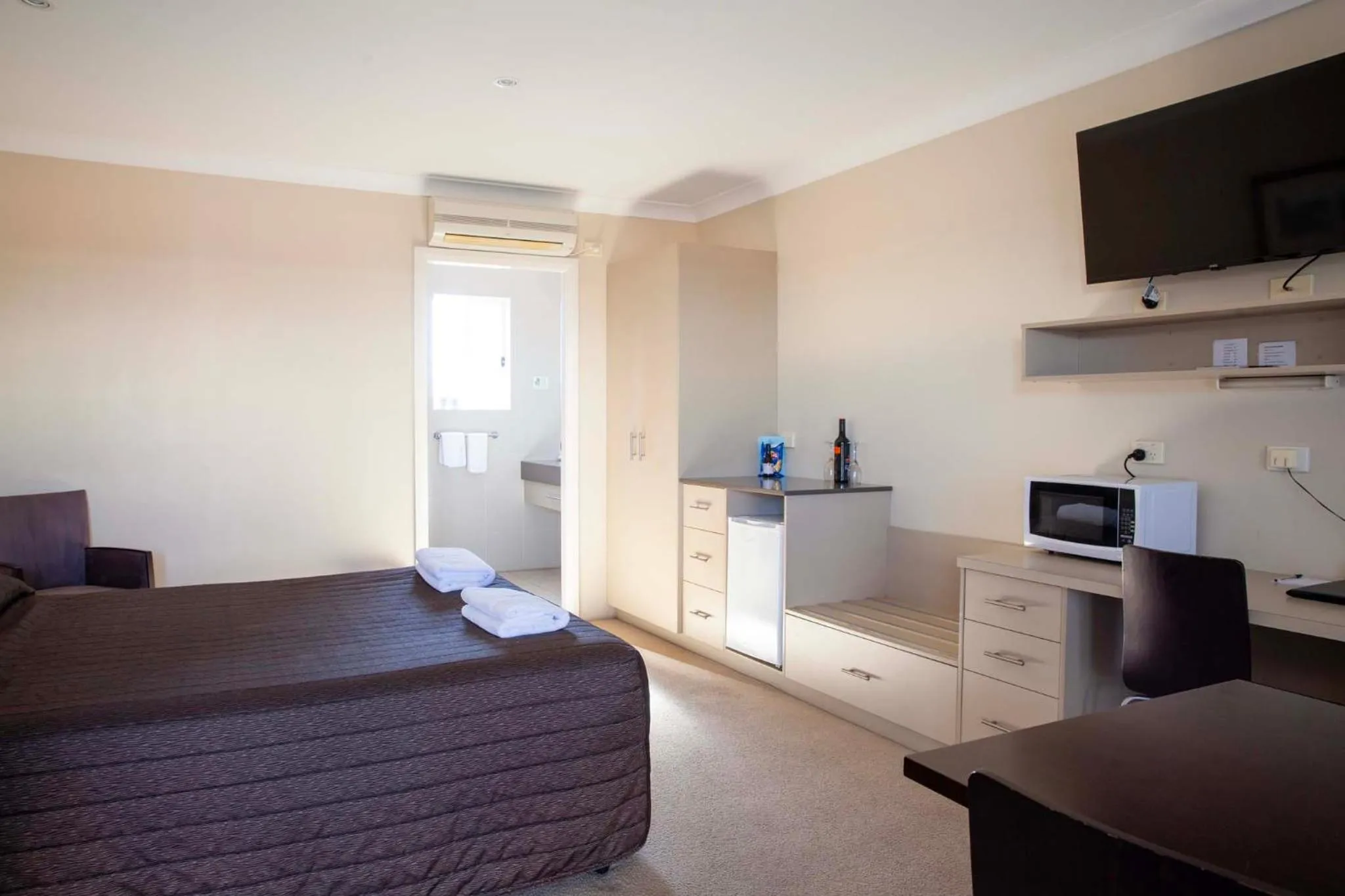 Bed in The Kidman Wayside Inn