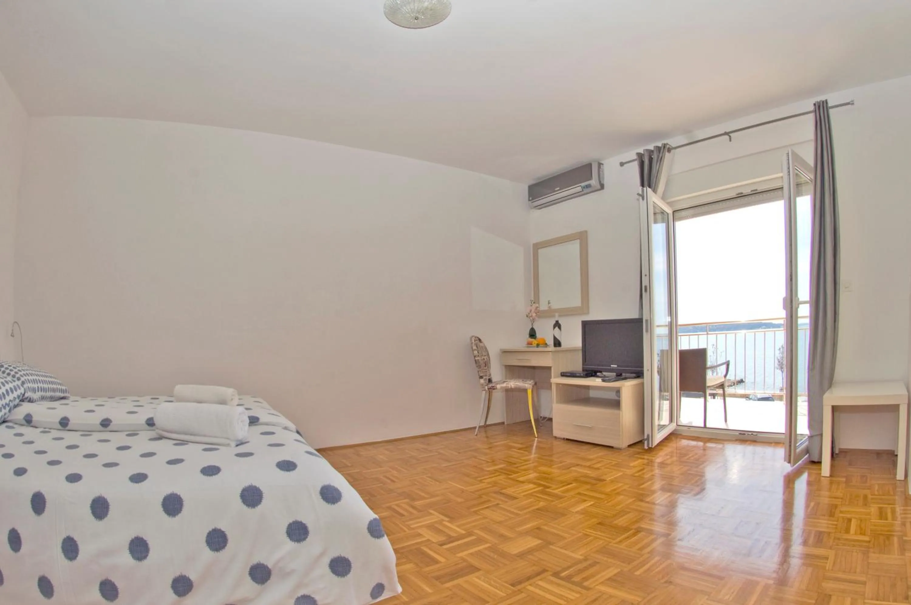 Day, Bed in Apartments Tomato 1