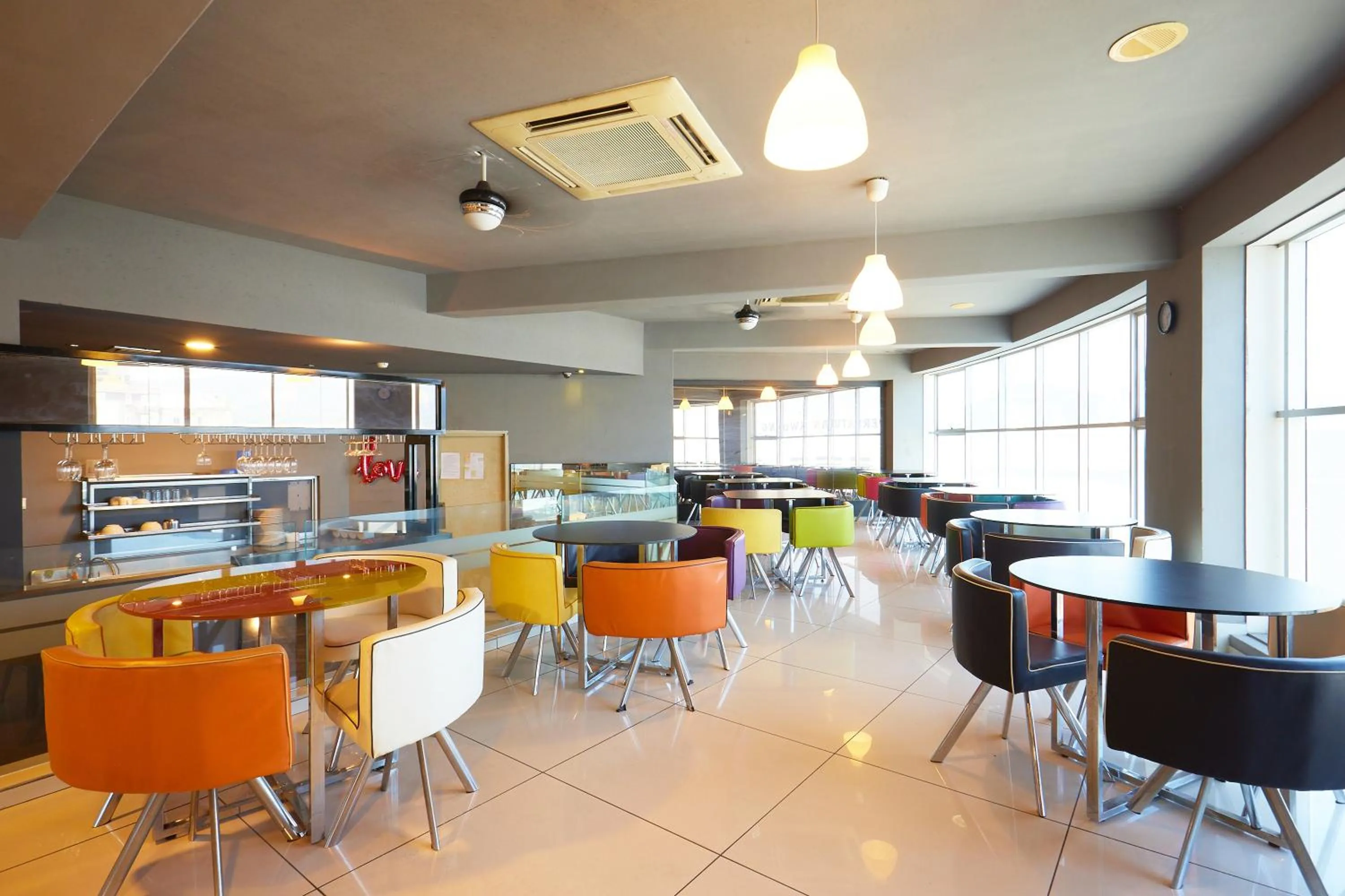 Restaurant/places to eat in B&S Boutique Hotel