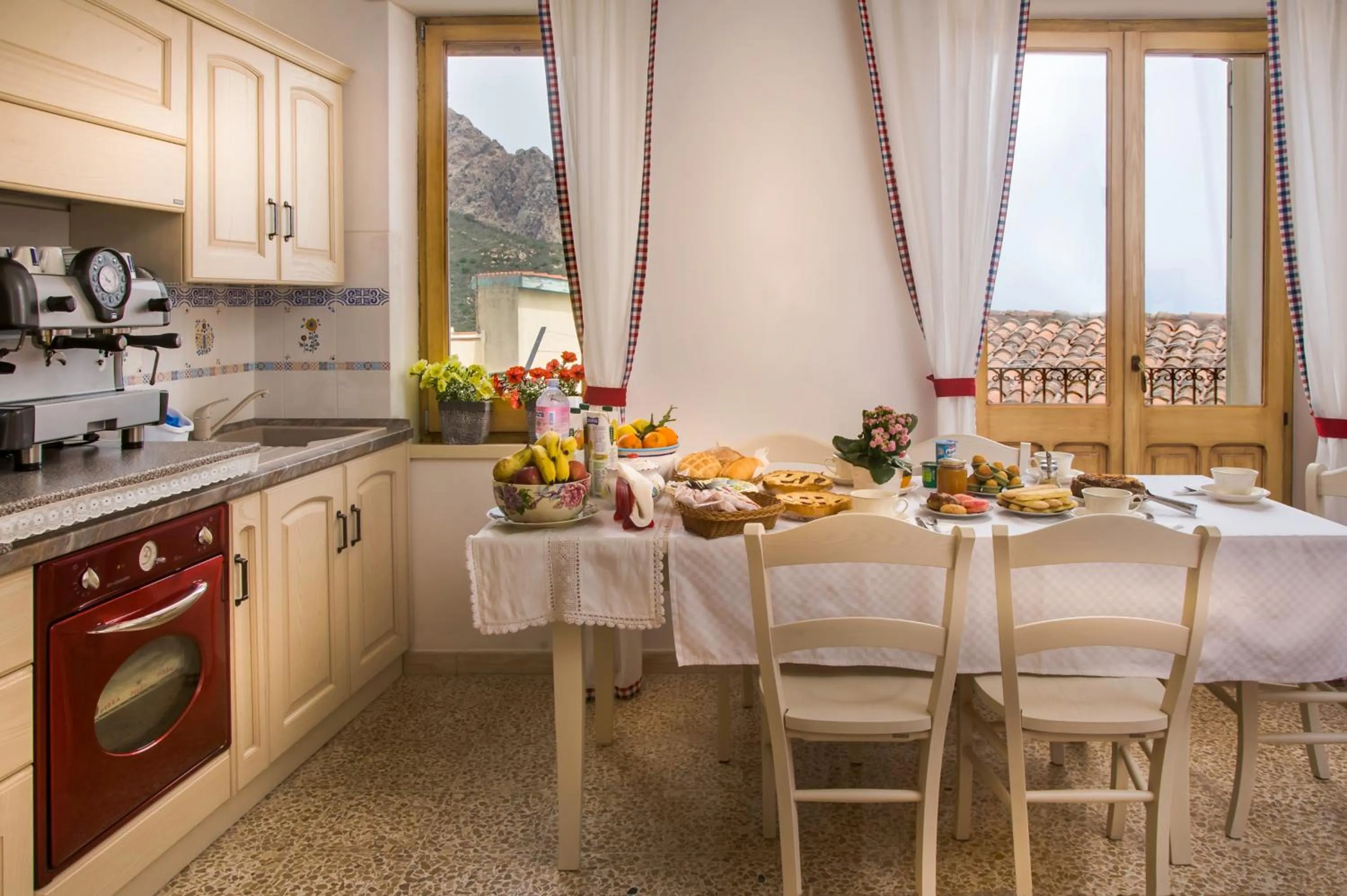 Communal kitchen in B&B Aria Ona