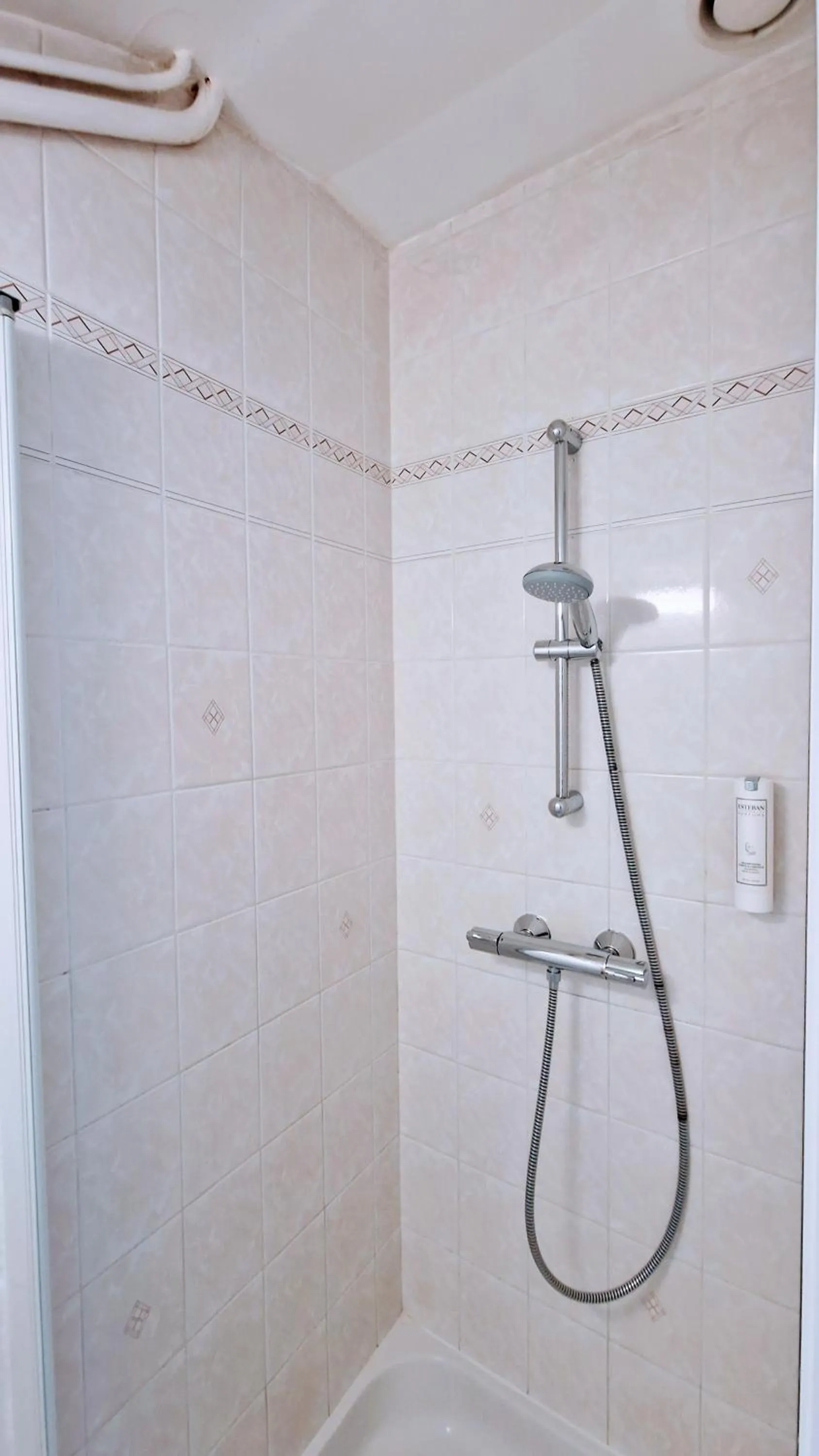 Shower in Hôtel Saint Jacques