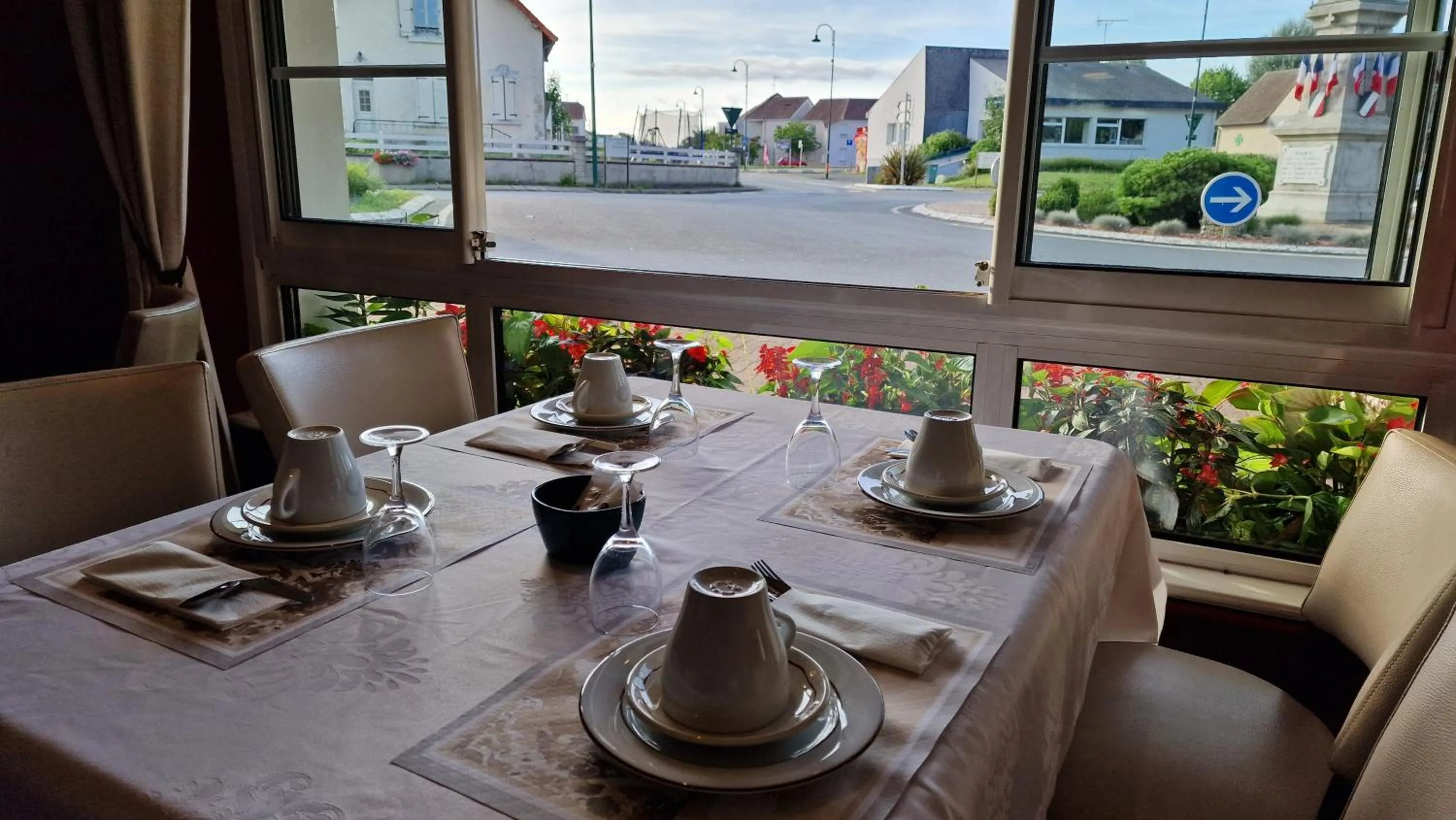 Restaurant/places to eat in Hôtel Saint Jacques