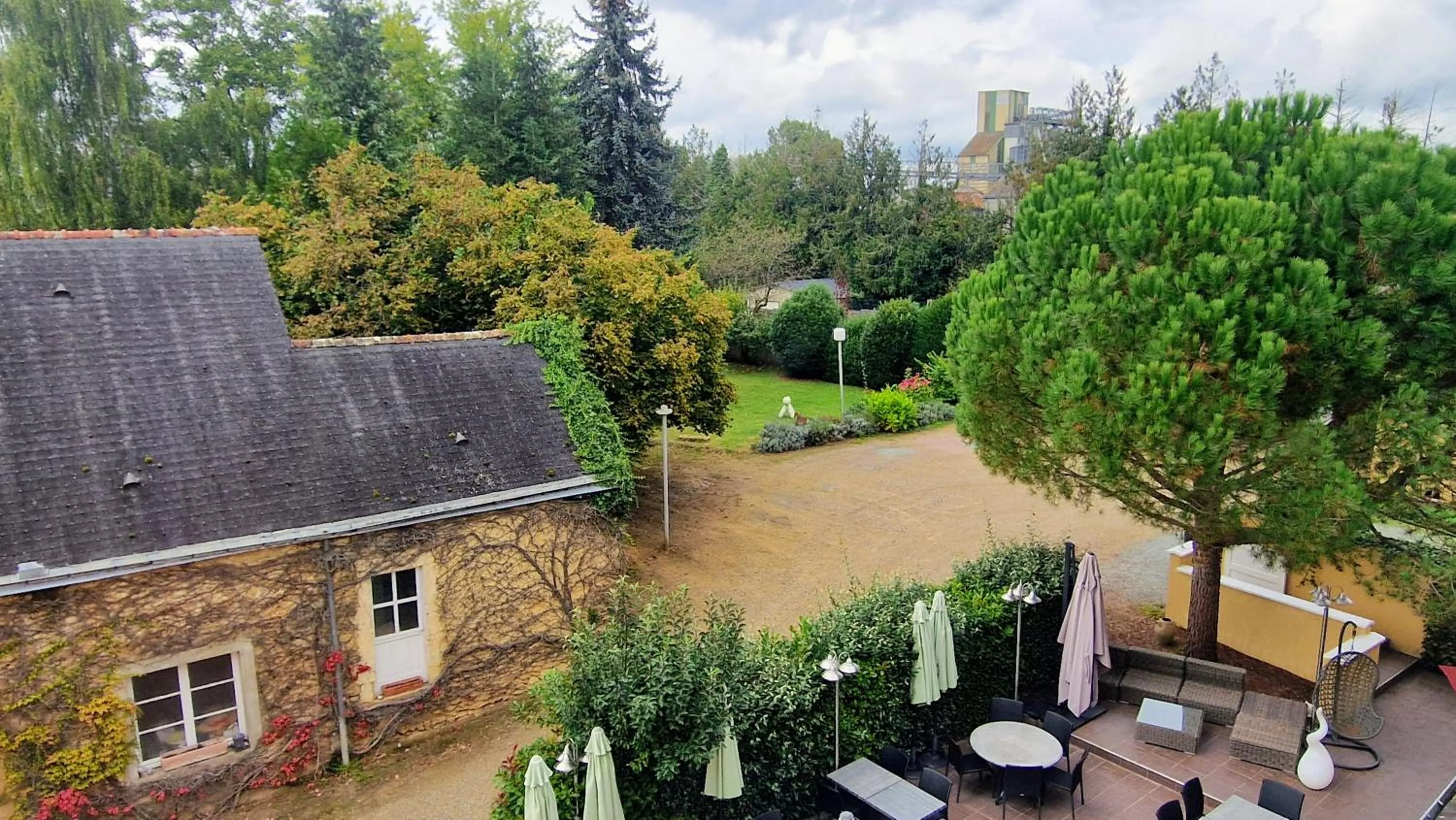Garden in Hôtel Saint Jacques