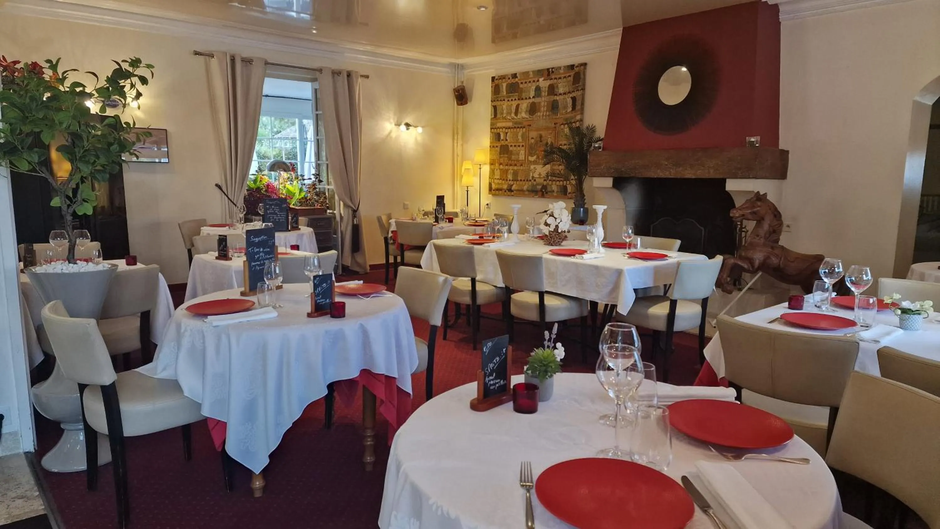 Restaurant/places to eat in Hôtel Saint Jacques