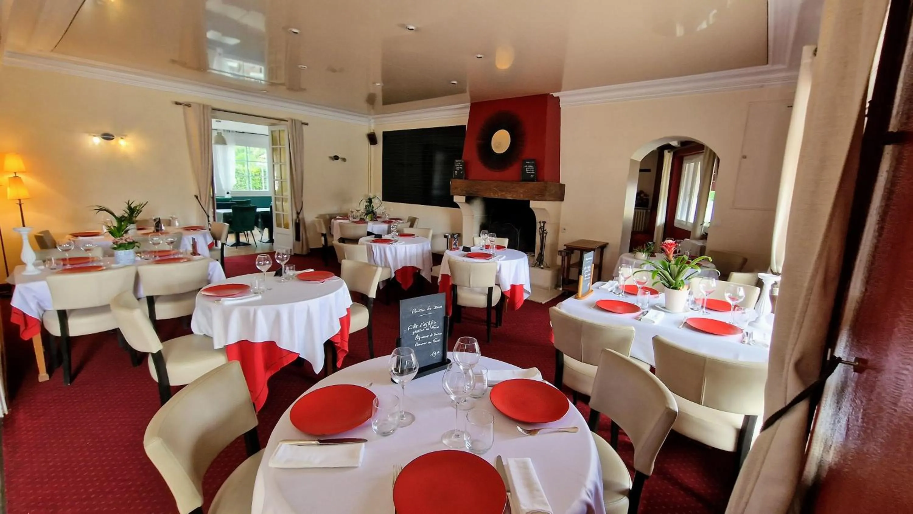 Restaurant/places to eat in Hôtel Saint Jacques