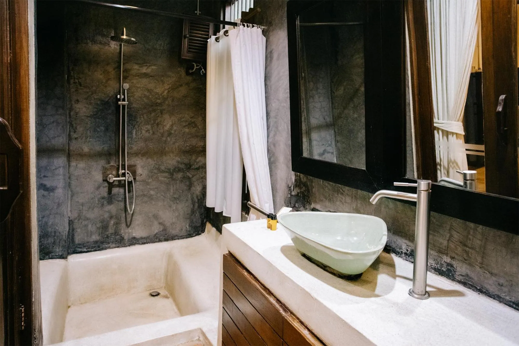 Shower in Ban Chang Tong