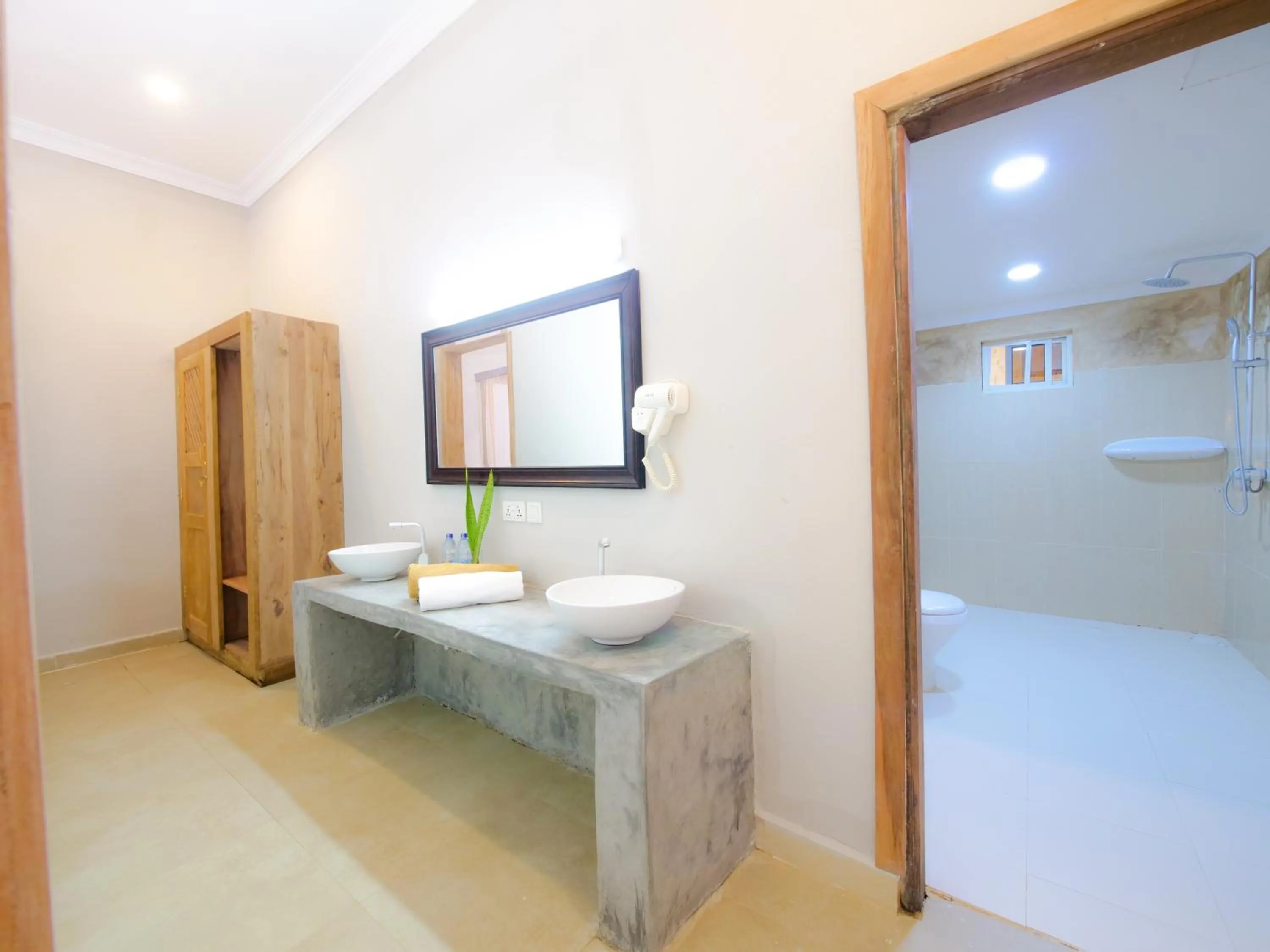 Bathroom, Bed in Paje Beach Apartments & Hotel