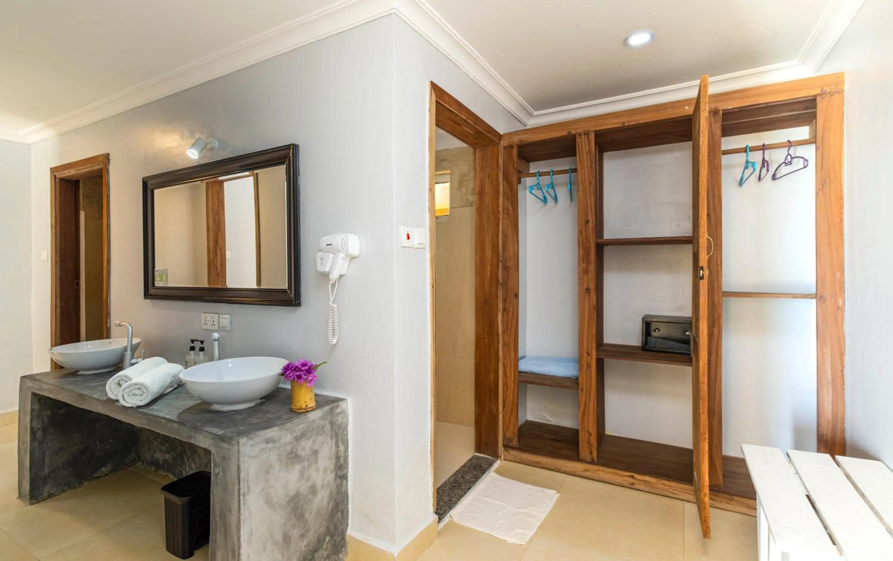 Bathroom, Bed in Paje Beach Apartments & Hotel