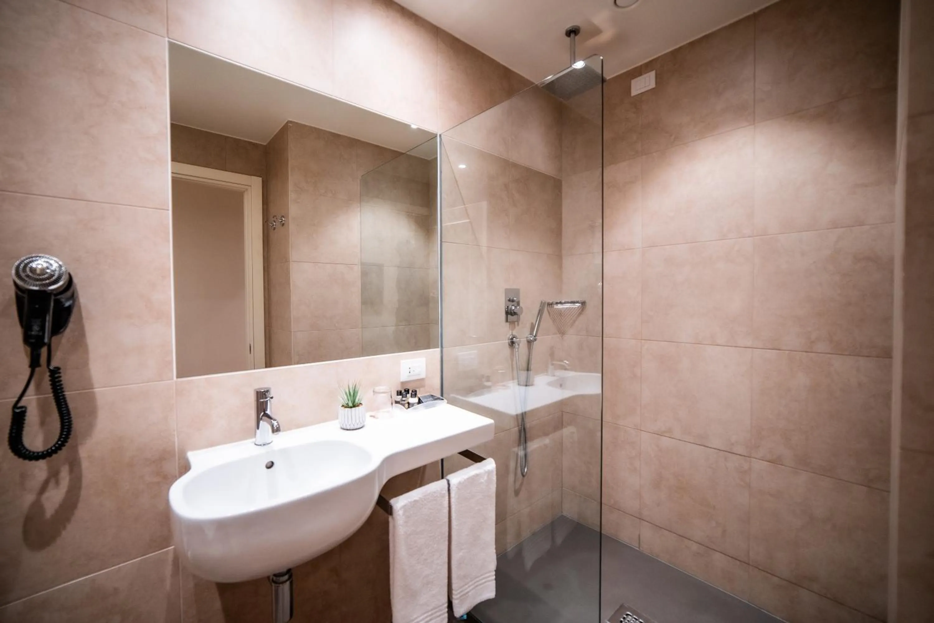 Shower in Hotel Capolago