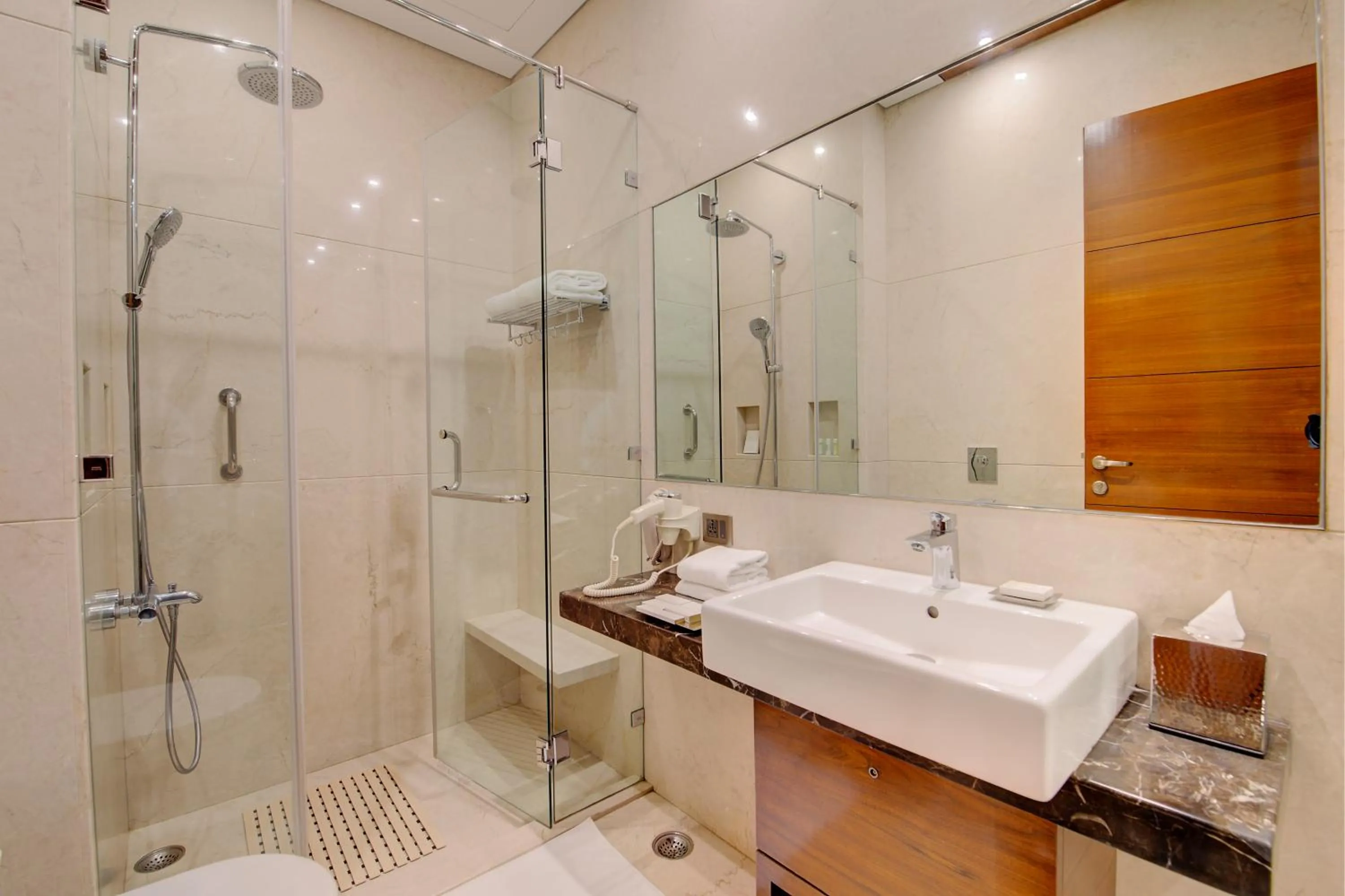 Bathroom in Niranta Transit Hotel Mumbai Airport - At Arrivals