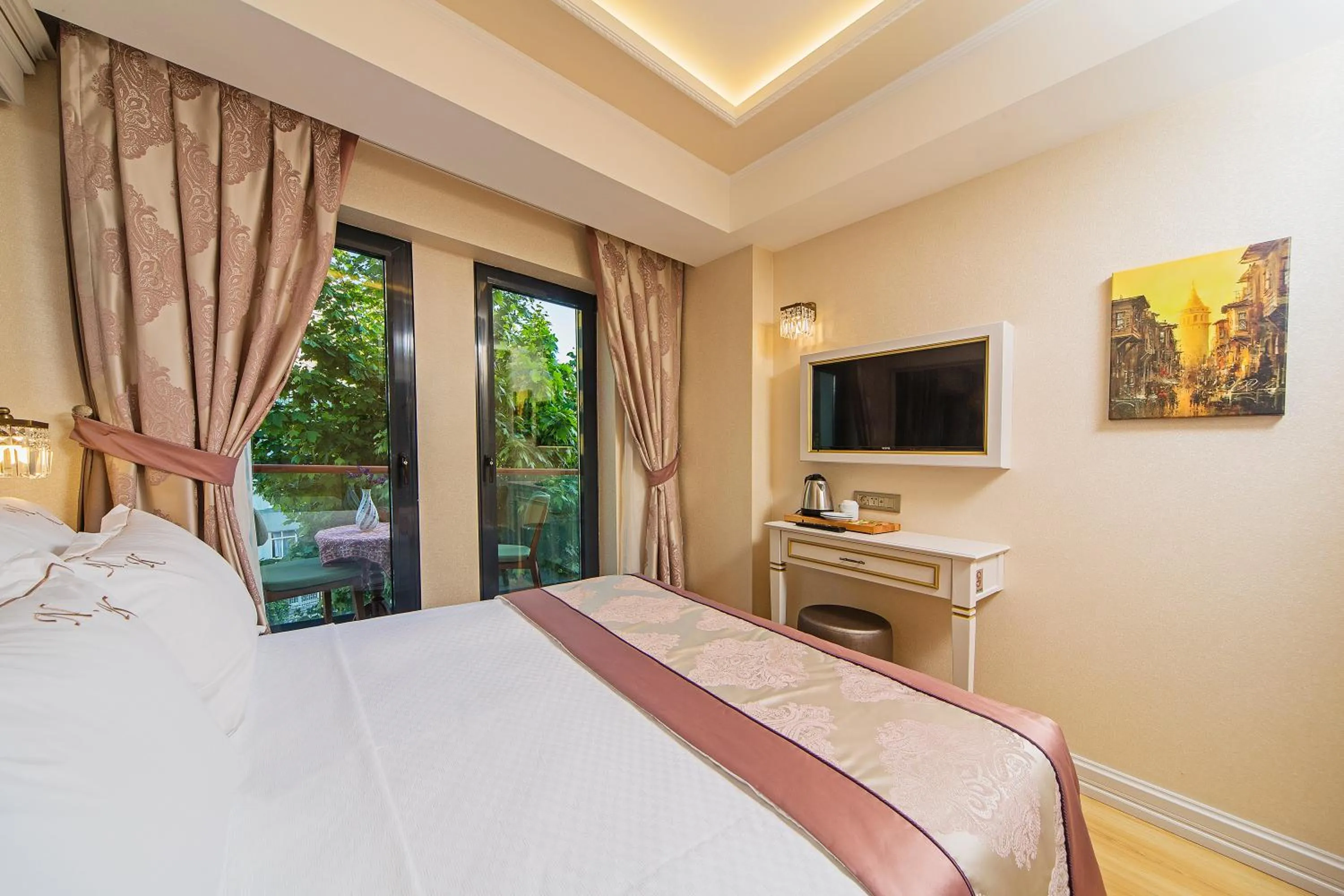 Balcony/Terrace, Bed in Grand Naki Hotel