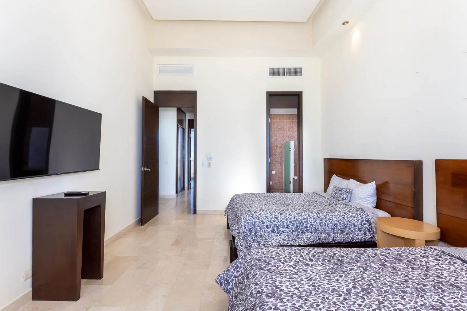 Photo of the whole room, Bed in Encanto Living Penthouse by Kivoya