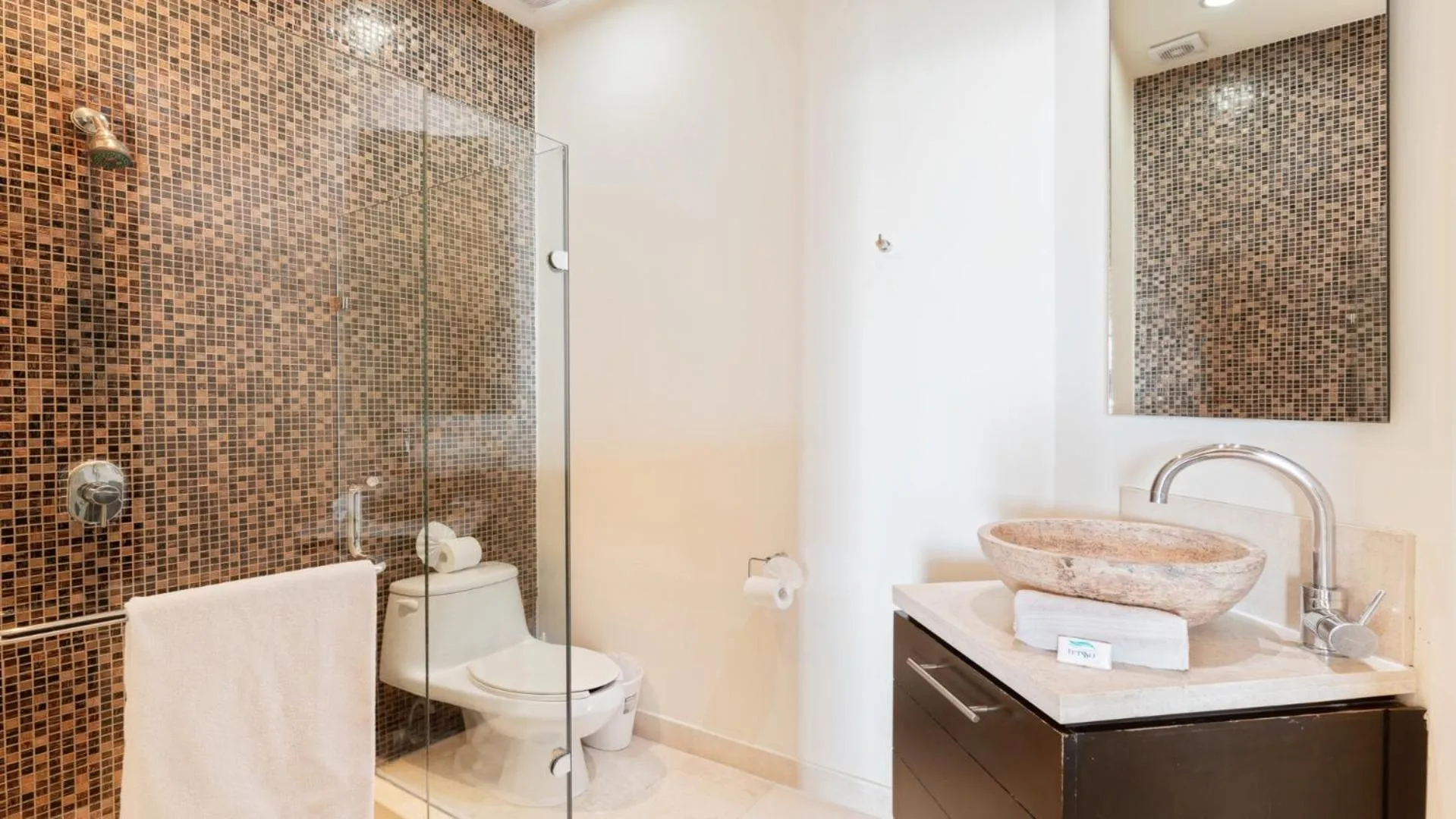 Bathroom in Encanto Living Penthouse by Kivoya