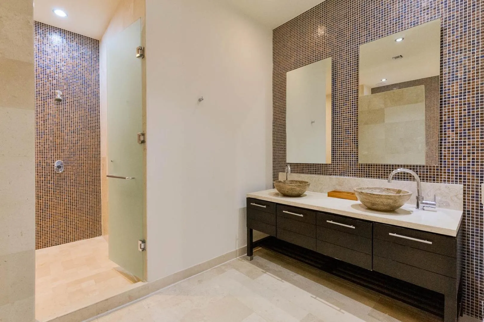 Bathroom in Encanto Living Penthouse by Kivoya