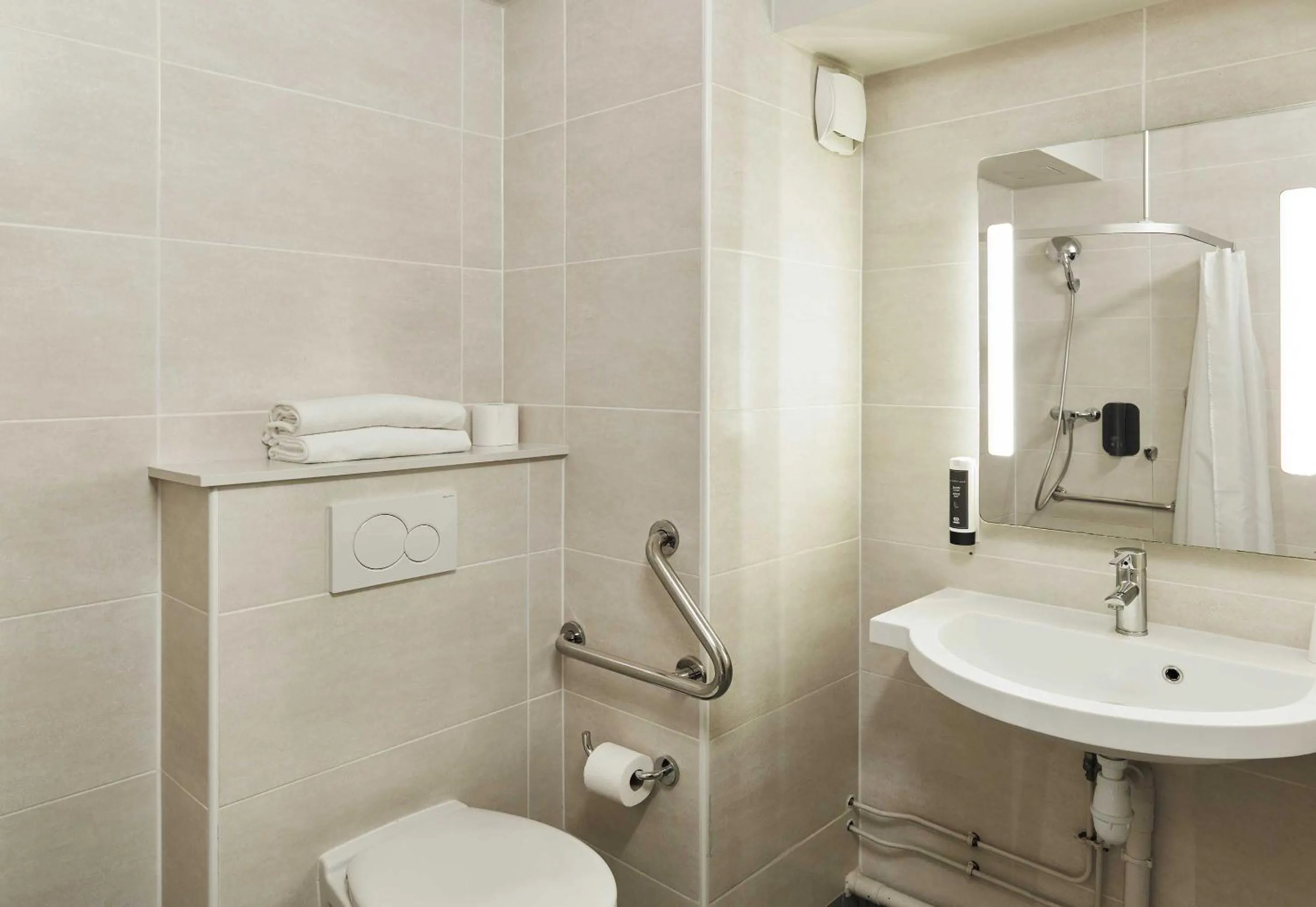 Bathroom in B&B HOTEL Paris Est Bobigny Université