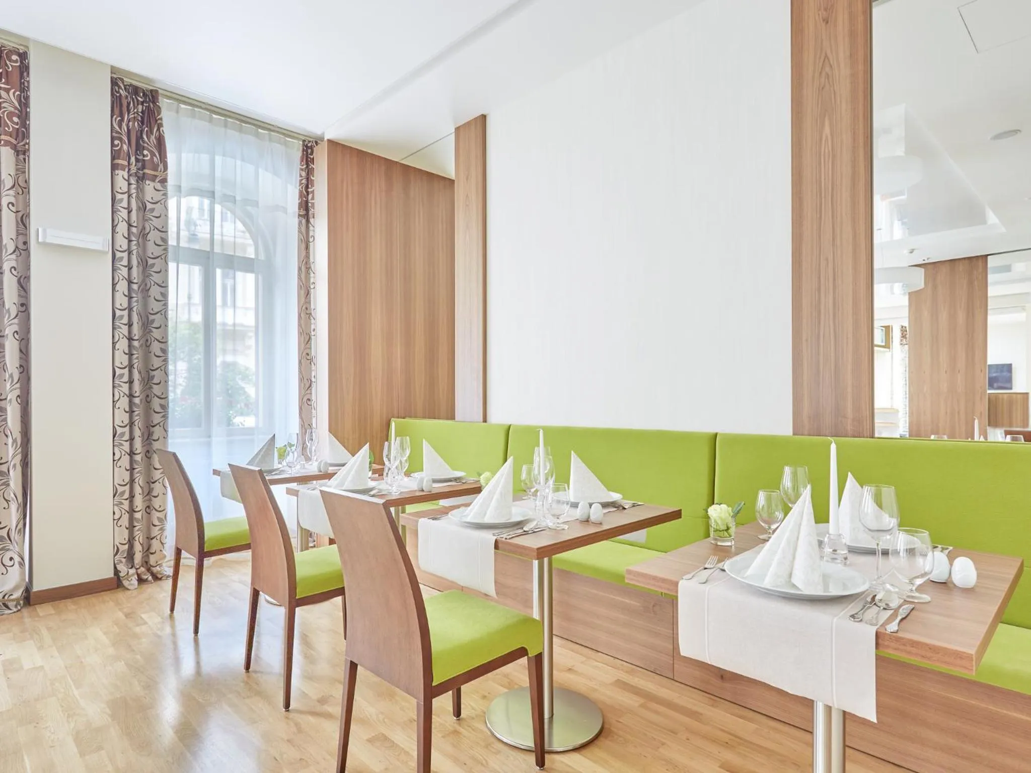 Restaurant/places to eat in Spa Hotel Iris