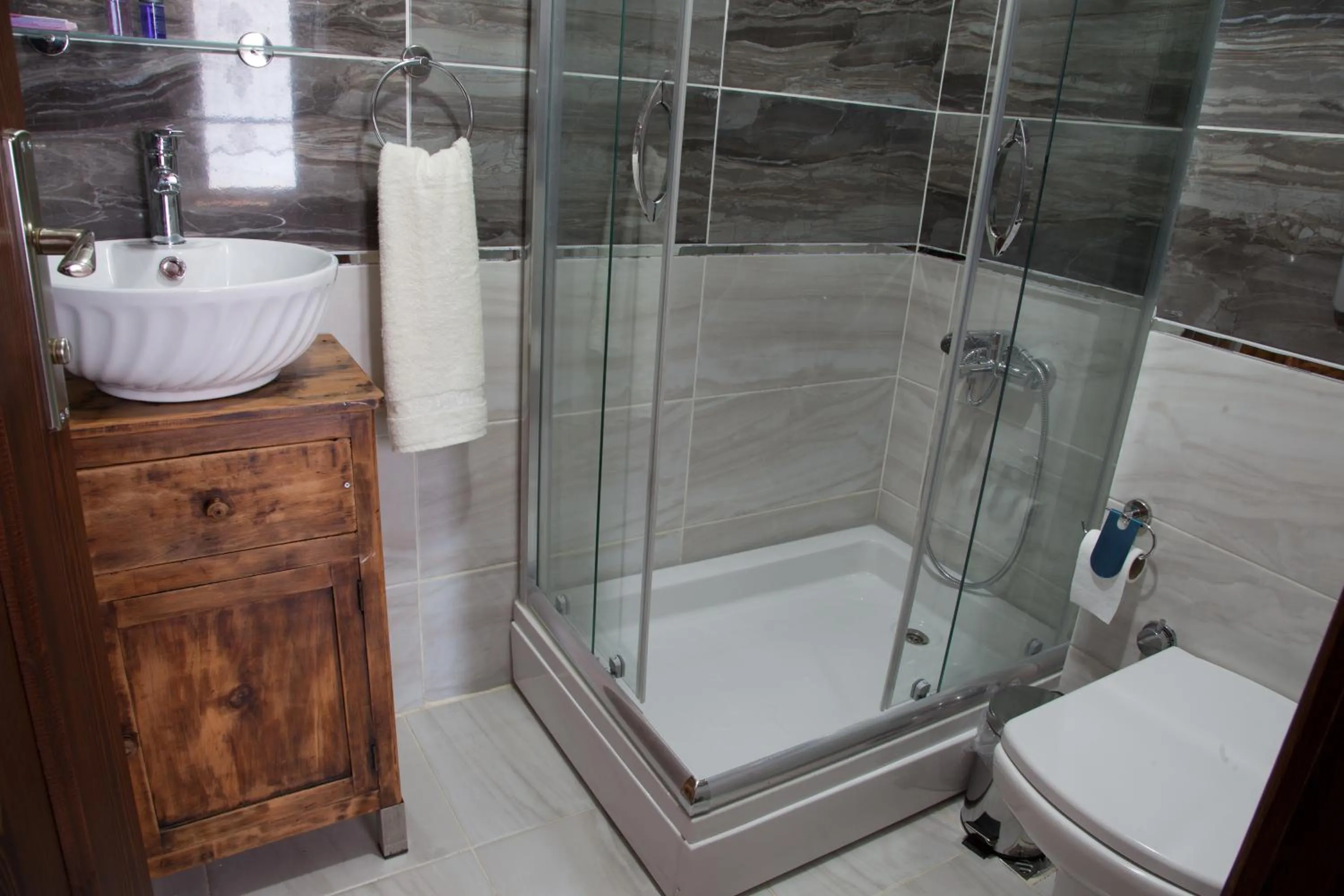 Shower in Lal Hotel Bursa