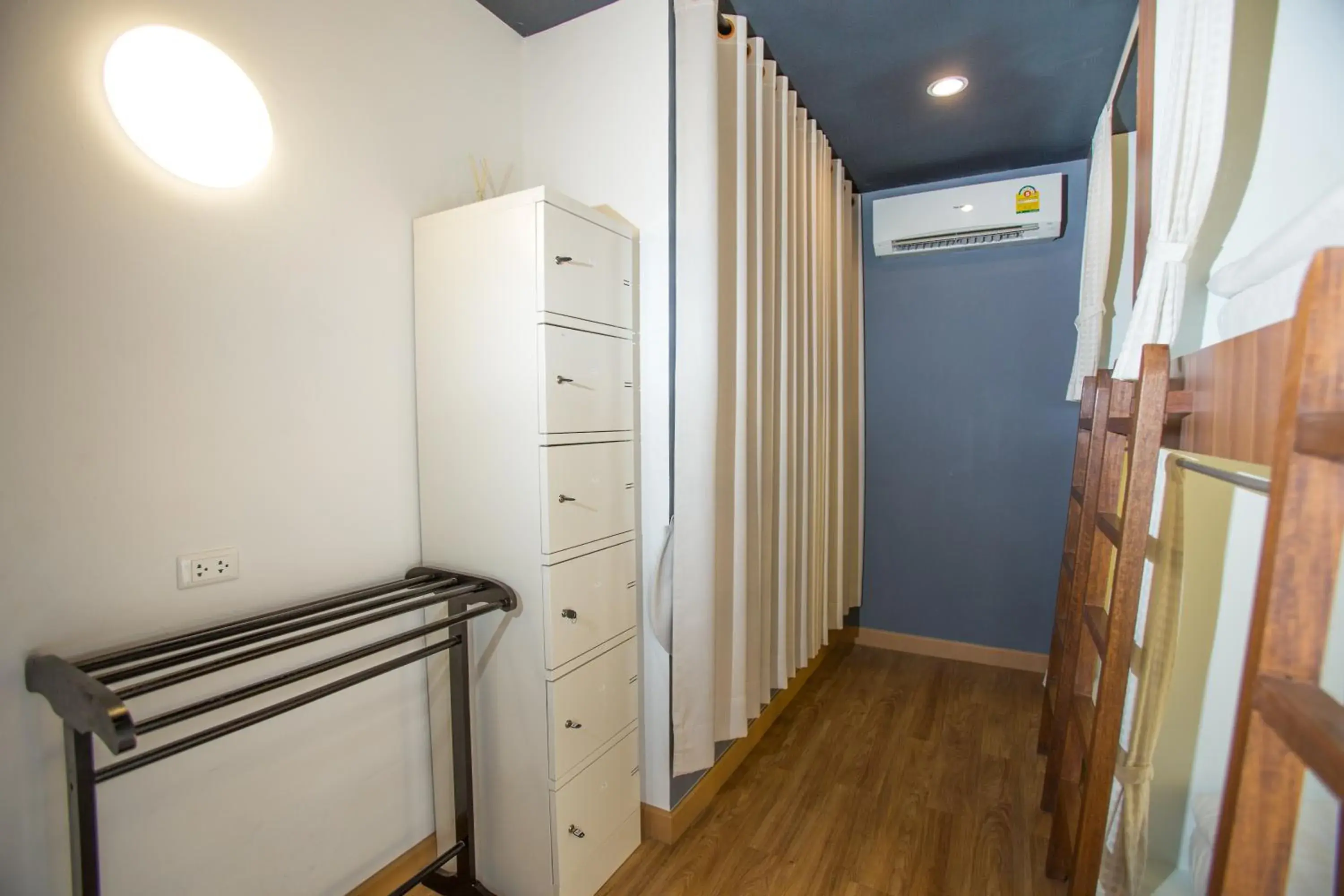 Bed in 6-Bed Mixed Dormitory Room in Give Me 5 Hostel Bed in 6-Bed Mixed Dormitory Room in Give Me 5 Hostel