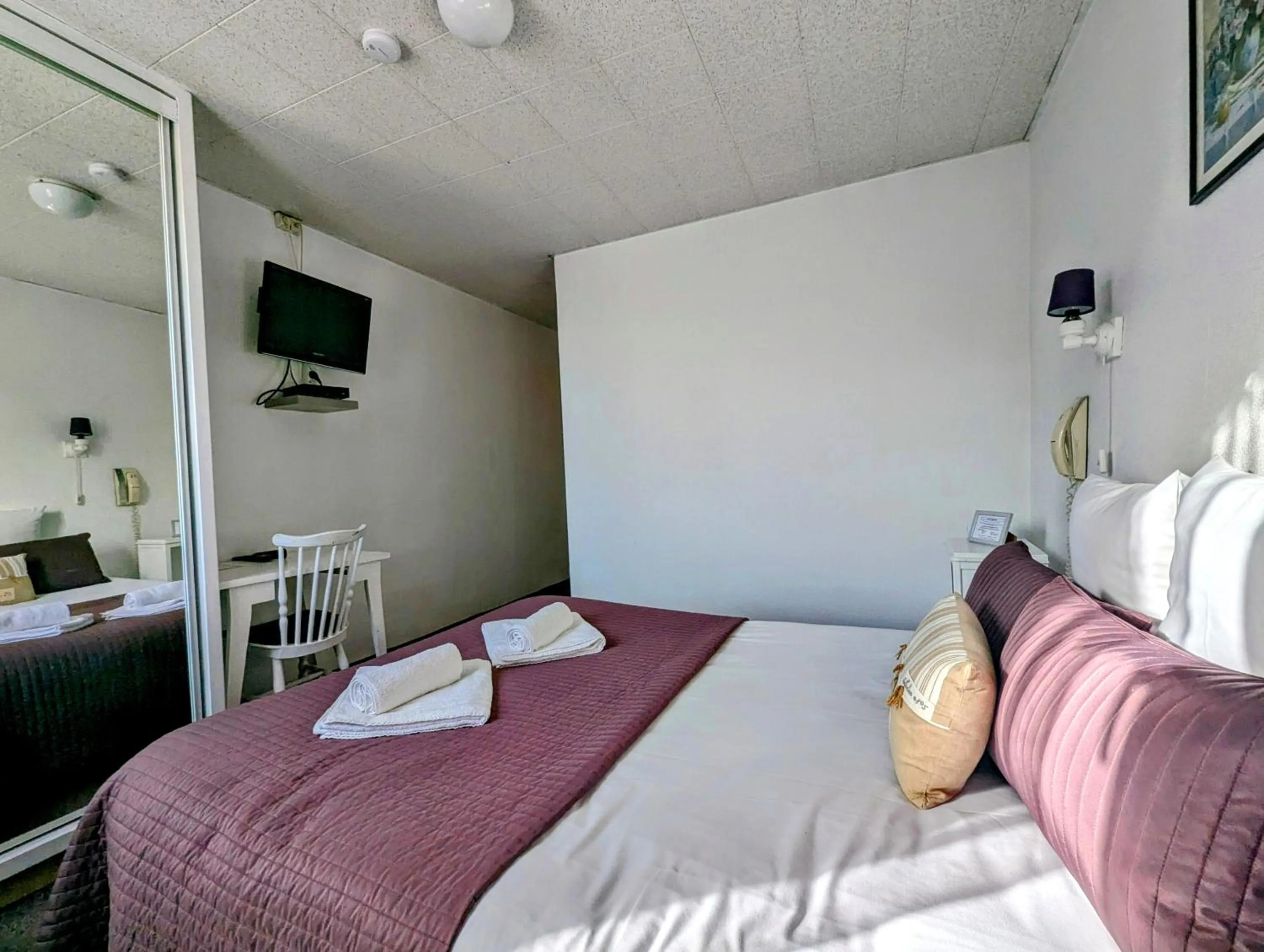 Bedroom, Bed in L'Aiguebelle