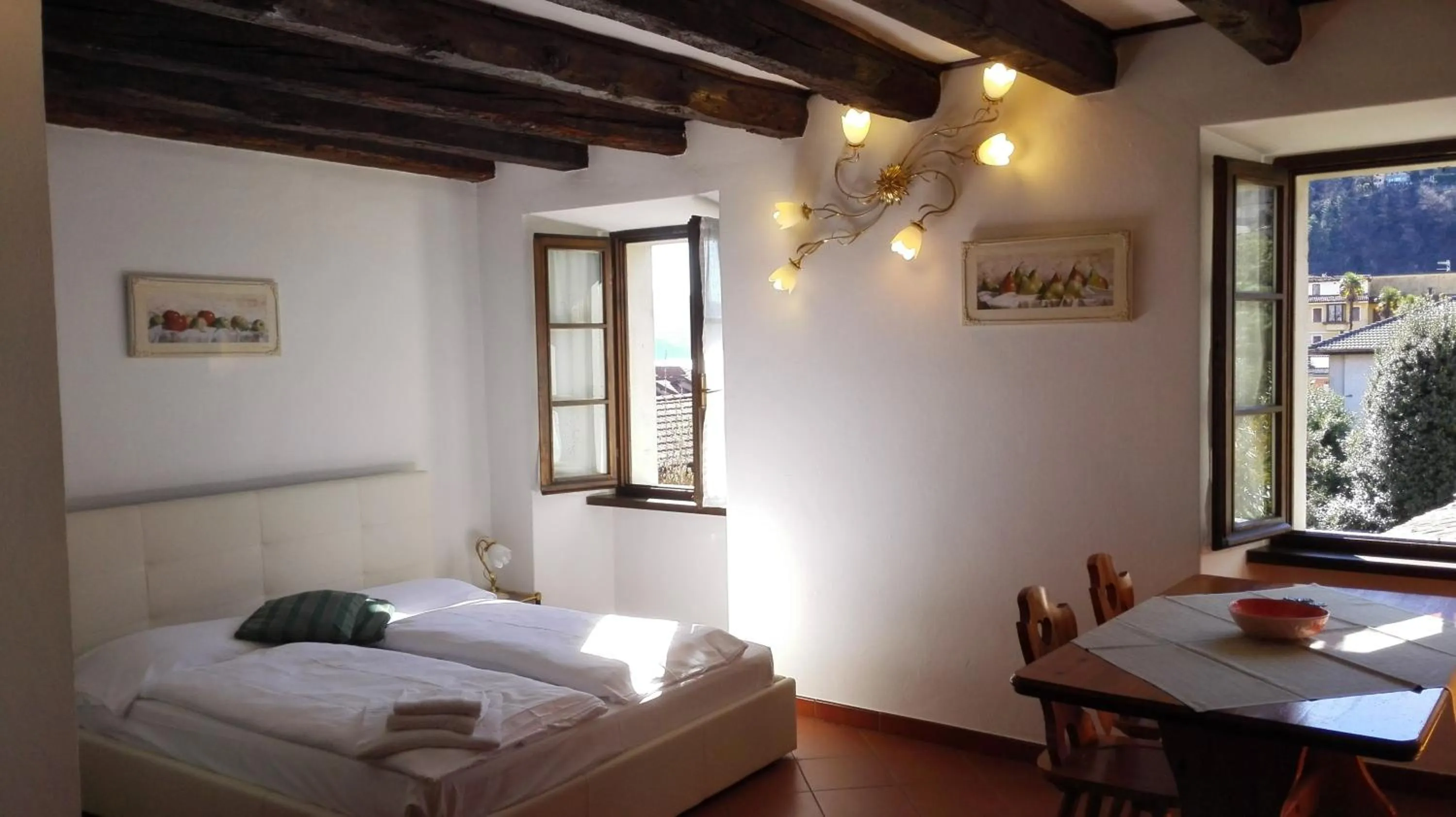 Dining area, Bed in Casa Cannobio
