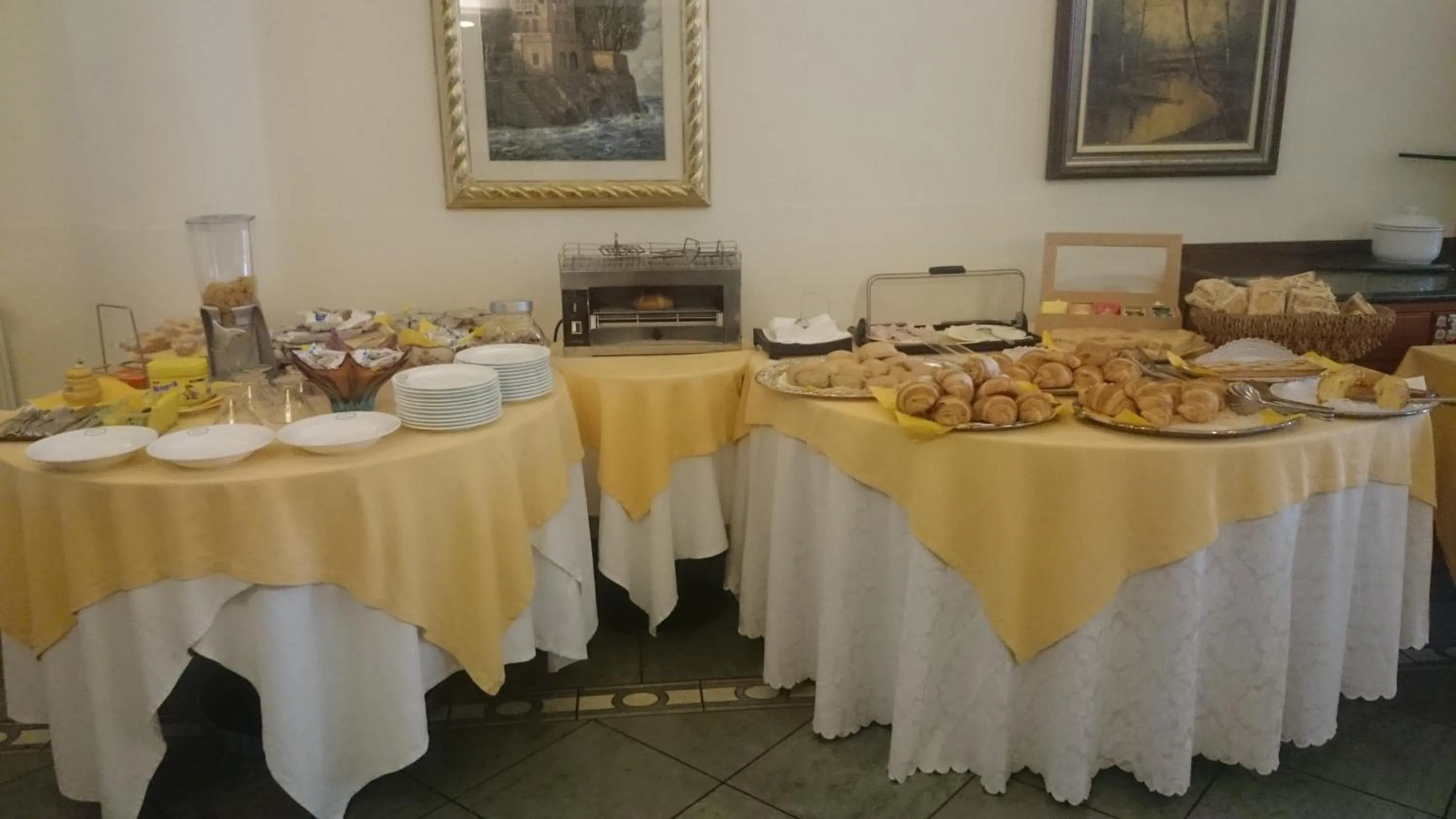 Buffet breakfast in Hotel Pescetto